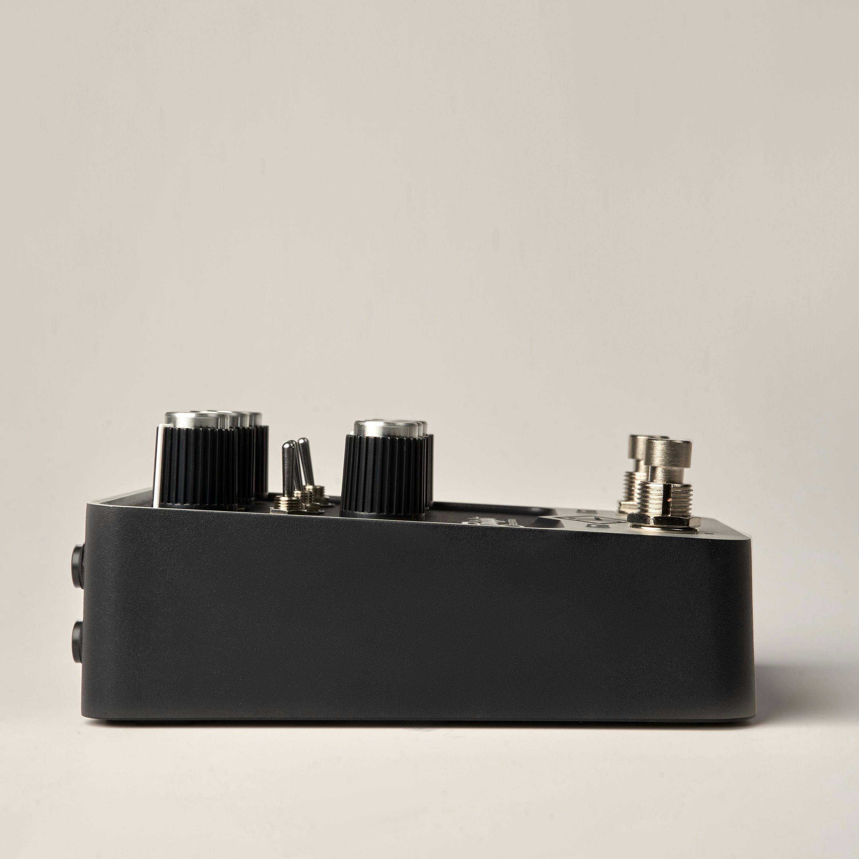 Universal Audio UAFX Starlight Echo Station Delay Pedal - 429269-Universal-Audio-UAFX-Starlight-Echo-Station-Delay-Pedal-Left.jpg