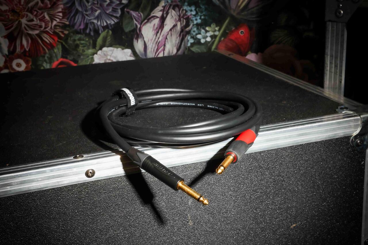 Mogami 3368 Ultimate Guitar 3m Lead Terminated with Black and Gold 1/4″ Jack and Straight Neutrik silentPLUG - J2S-33680-J2-3  (3).jpg