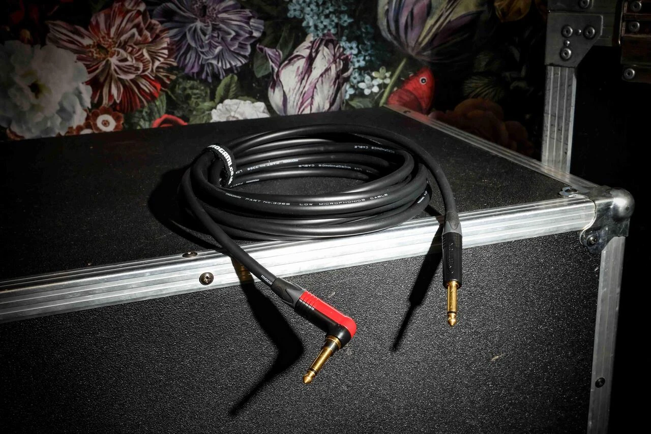 Mogami 3368 Ultimate Guitar 6m Lead Terminated with Black and Gold 1/4″ Jack and Right-Angled Neutrik silentPLUG - J2RS-33680-J2-6   (3).jpg