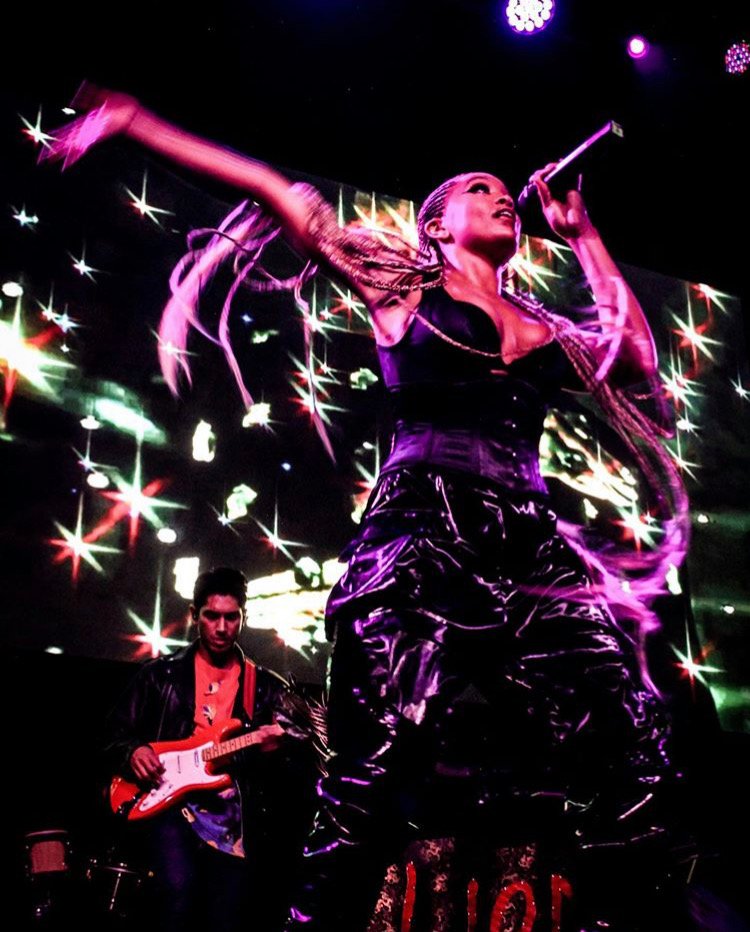 sE Electronics V7 Super-Cardioid Dynamic Vocal Mic Chrome Finish - Lionbabe.jpg