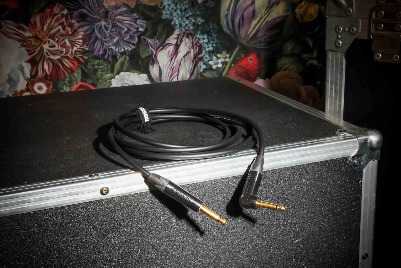 Mogami 2524 RA 3m Guitar Lead Terminated with Neutrik Black and Gold Right 1/4″ Jacks (One Straight One Right Angled) - J2R-25240-J2-3  (3).jpg