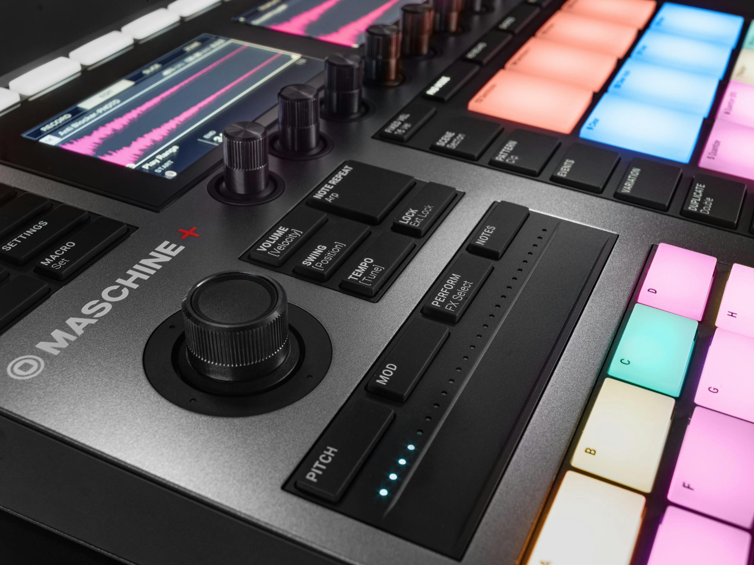 Native Instruments Maschine+ Standalone Groovebox - 405864-Maschine-Plus-detail-02.jpg