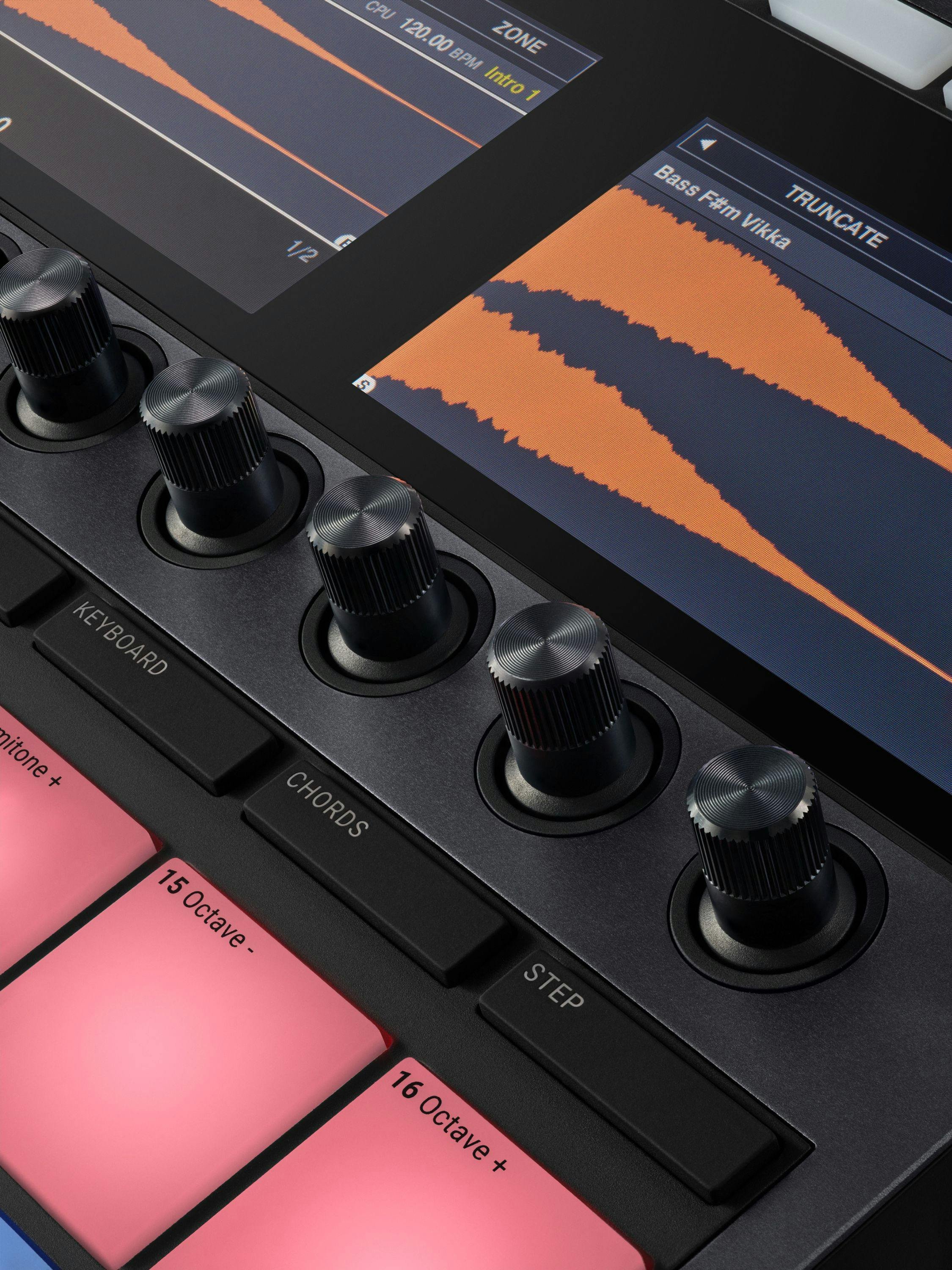 Native Instruments Maschine+ Standalone Groovebox - 405865-Maschine-Plus-detail-01.jpg