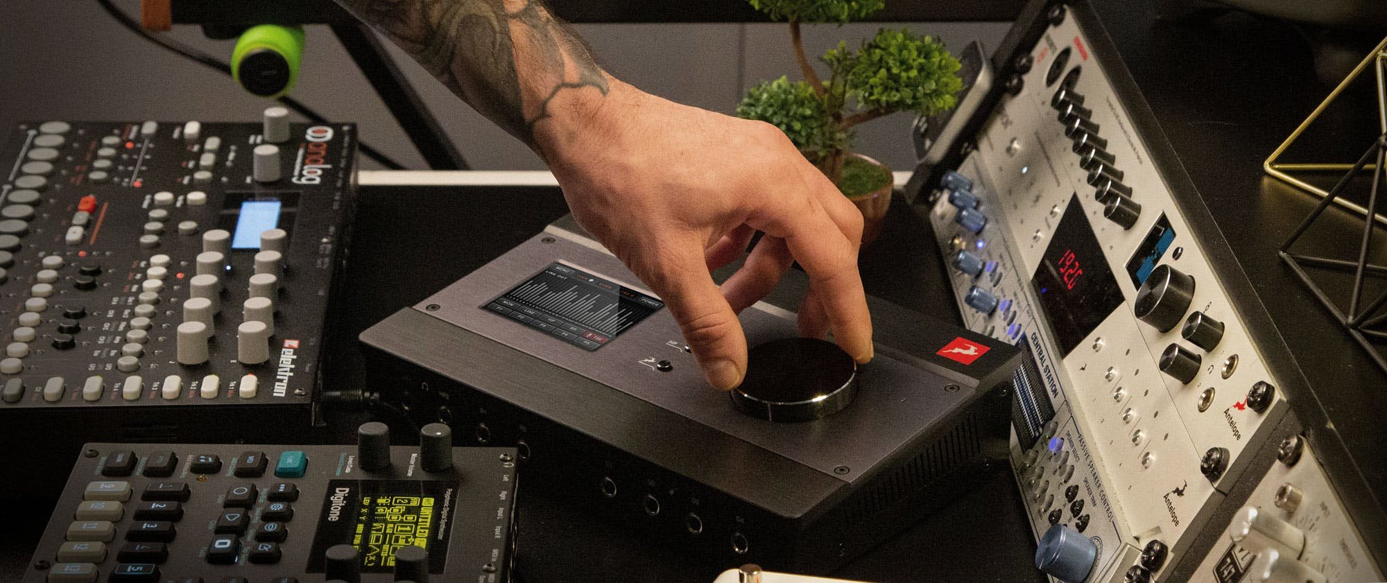 Antelope Audio Zen Tour Synergy Core Thunderbolt 3 & USB Desktop Audio Interface - 525568-1658149532042.jpg