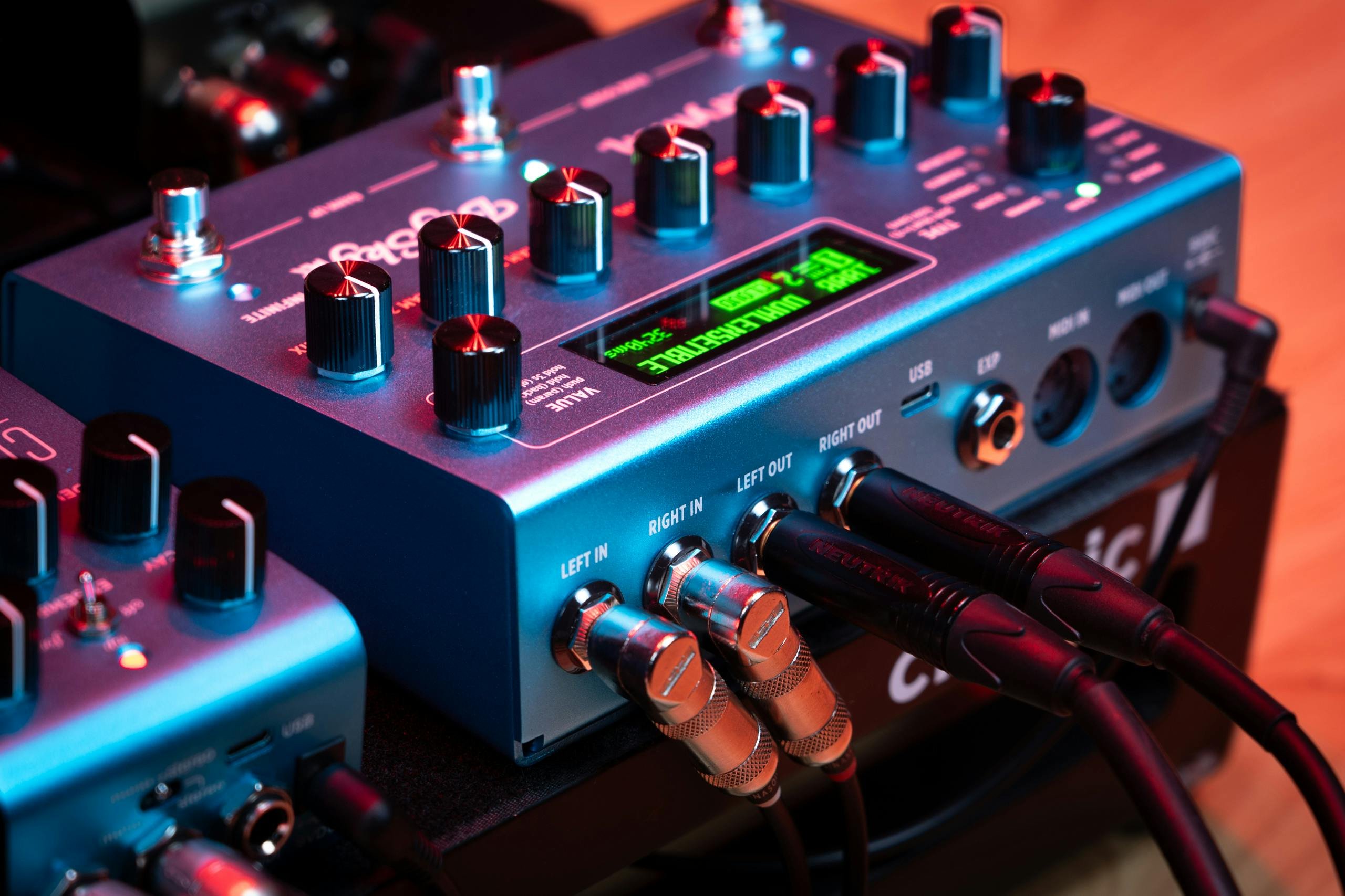 Strymon Big Sky MX Multi Reverb Pedal - BIGSKYMX-BigSkyMX_Stage_Lifestyle_HiRes-2.jpg