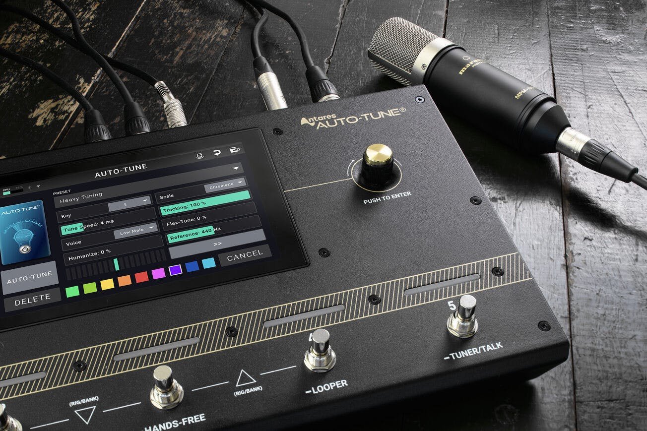 HeadRush Core Guitar FX Amp Modeler and Vocal Processor - HEADRUSHCORE-Headruch-Core-FX-Modeller-Amp-Vocal-Processor-Lifestyle-3.jpg