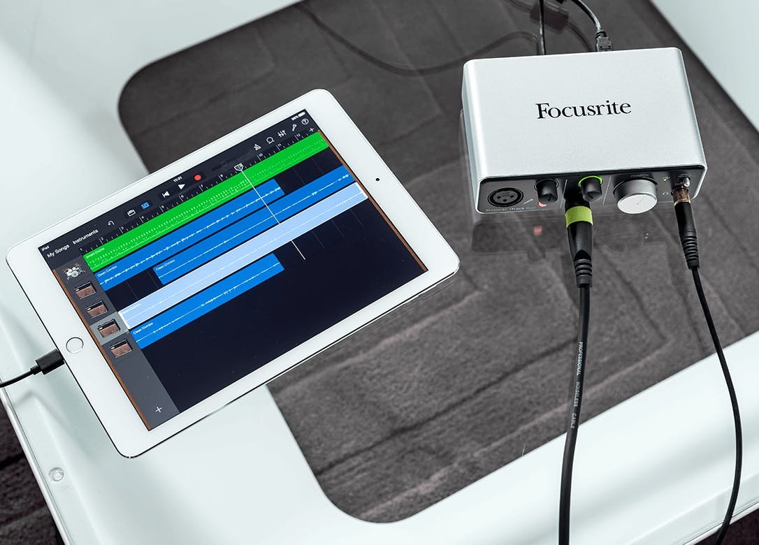 Focusrite iTrack Solo iOS Audio Interface with Lightning - 517298-1654848667939.jpg