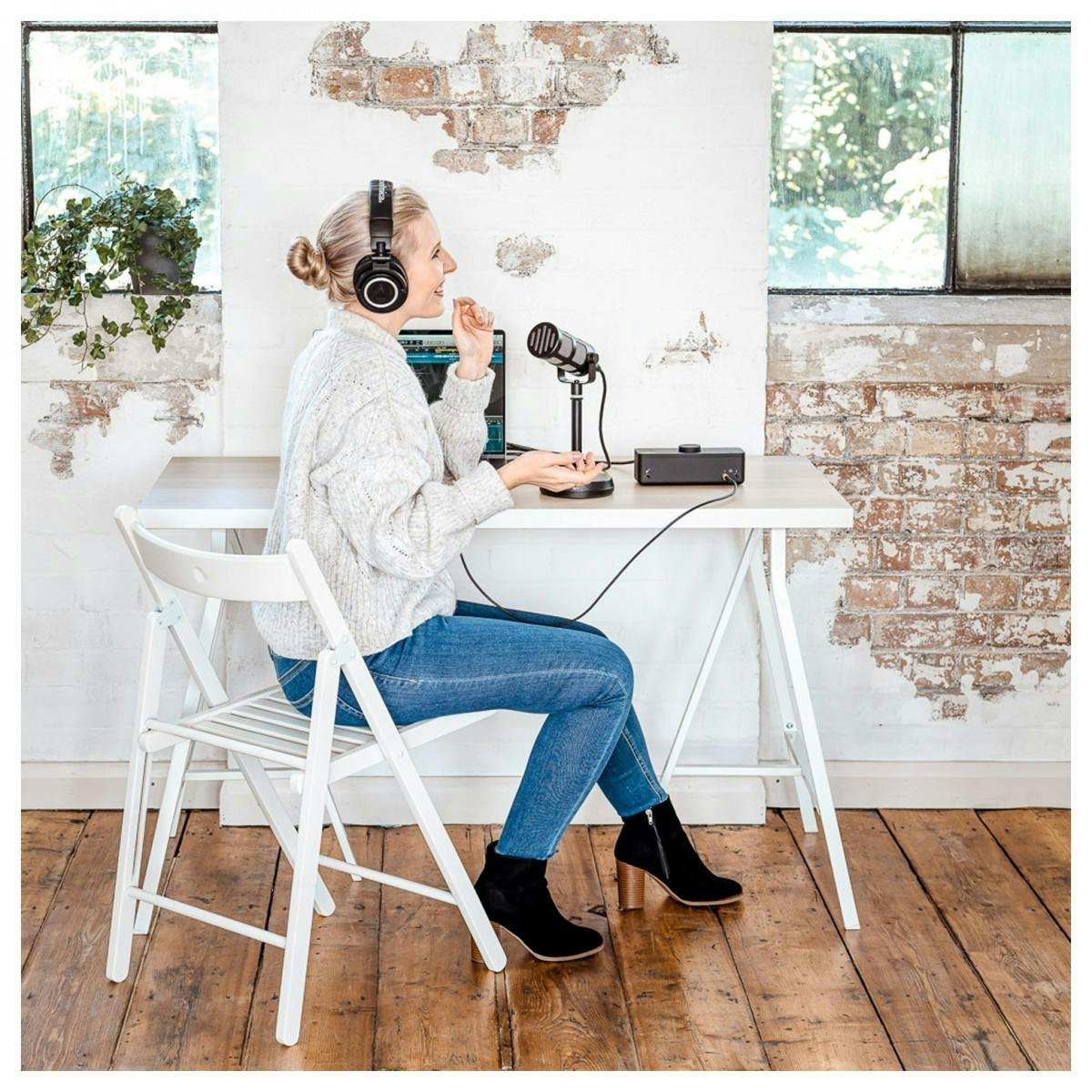 EVO 8 Hi Performance USB 2, Bus Powered Audio Interface, with 4 Mic Pre Amps, Dual Stereo Outs, Loopback & Smartgain - 540032-1663678428895.jpg