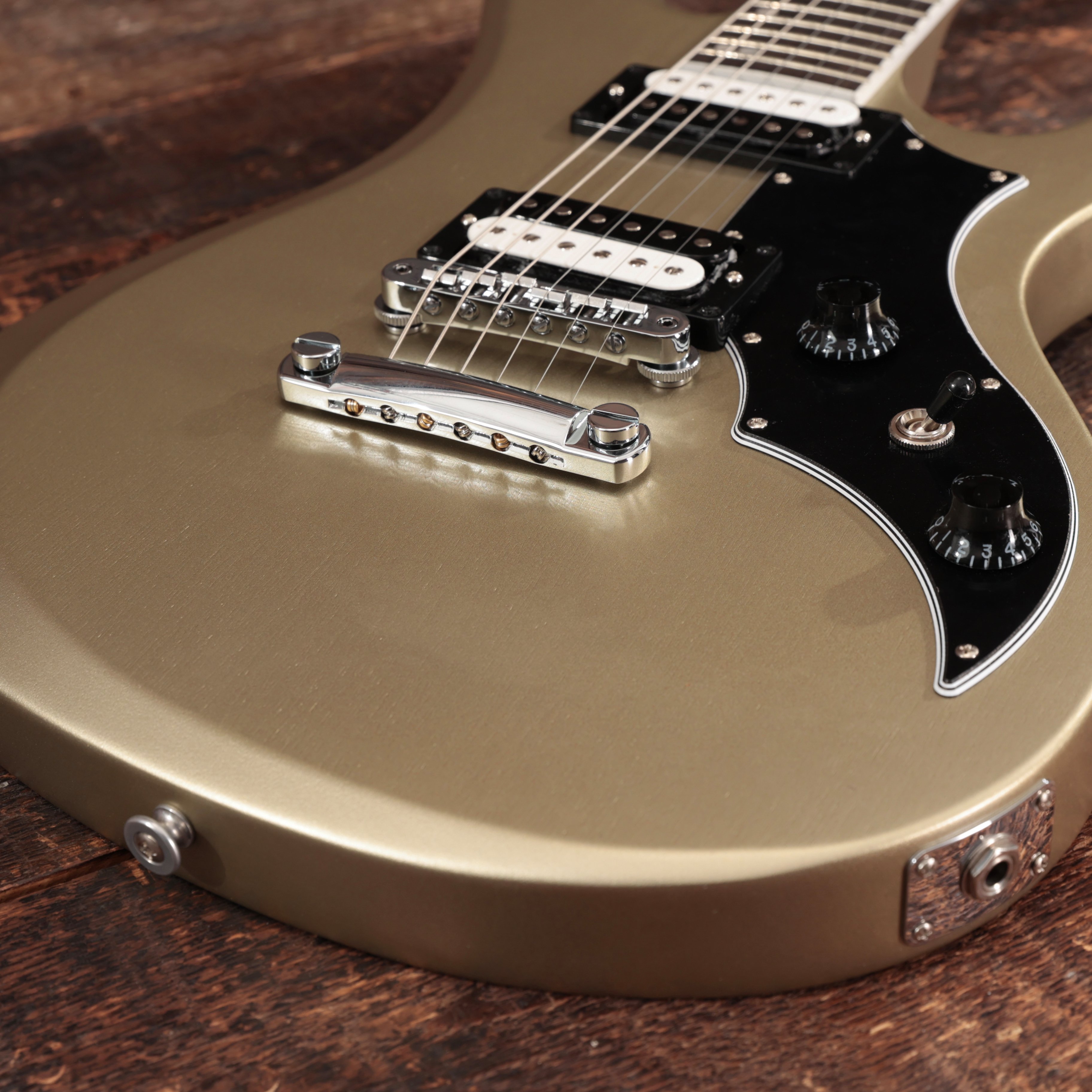 Gibson USA Victory Electric Guitar in Gold Mist Satin - VIC00ZPCH1 (10).jpg