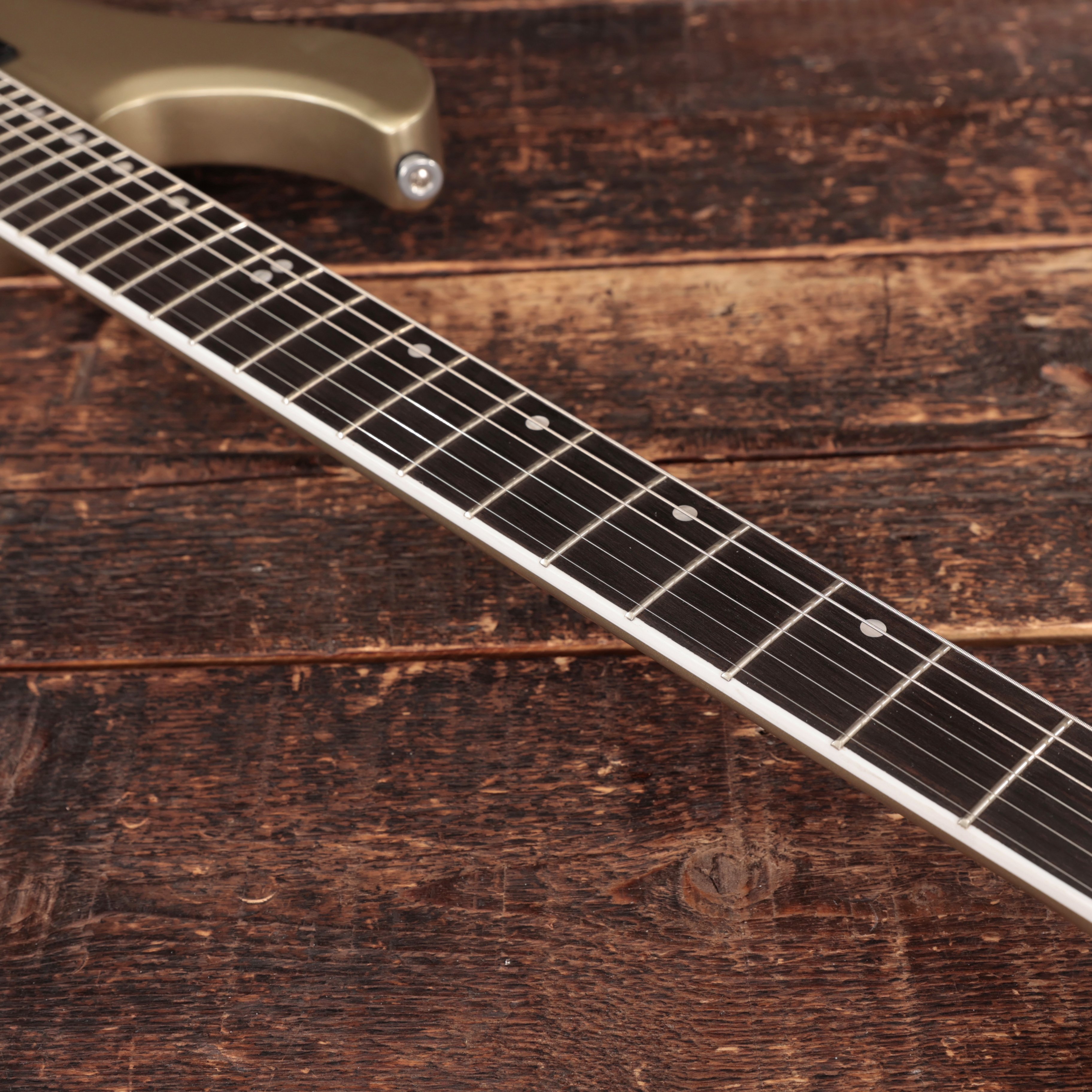 Gibson Victory Electric Guitar in Gold Mist Satin - VIC00ZPCH1 (13).jpg