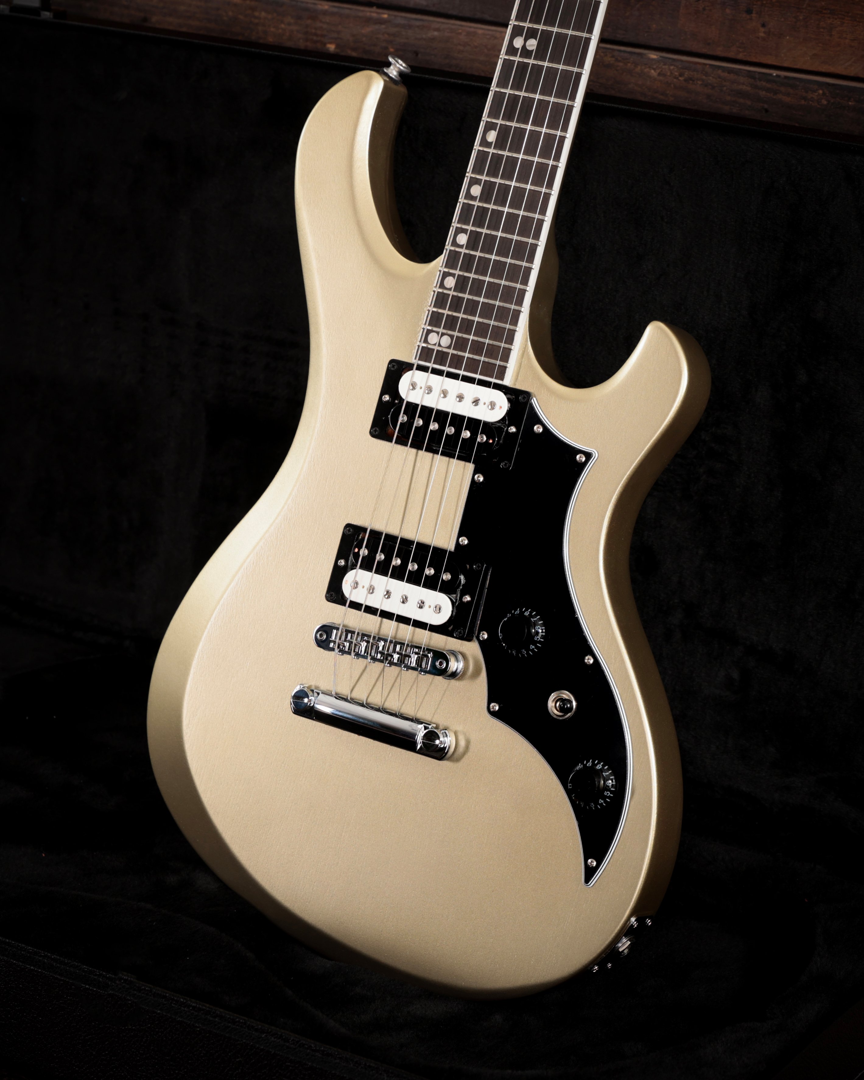 Gibson USA Victory Electric Guitar in Gold Mist Satin - VIC00ZPCH1 (17).jpg