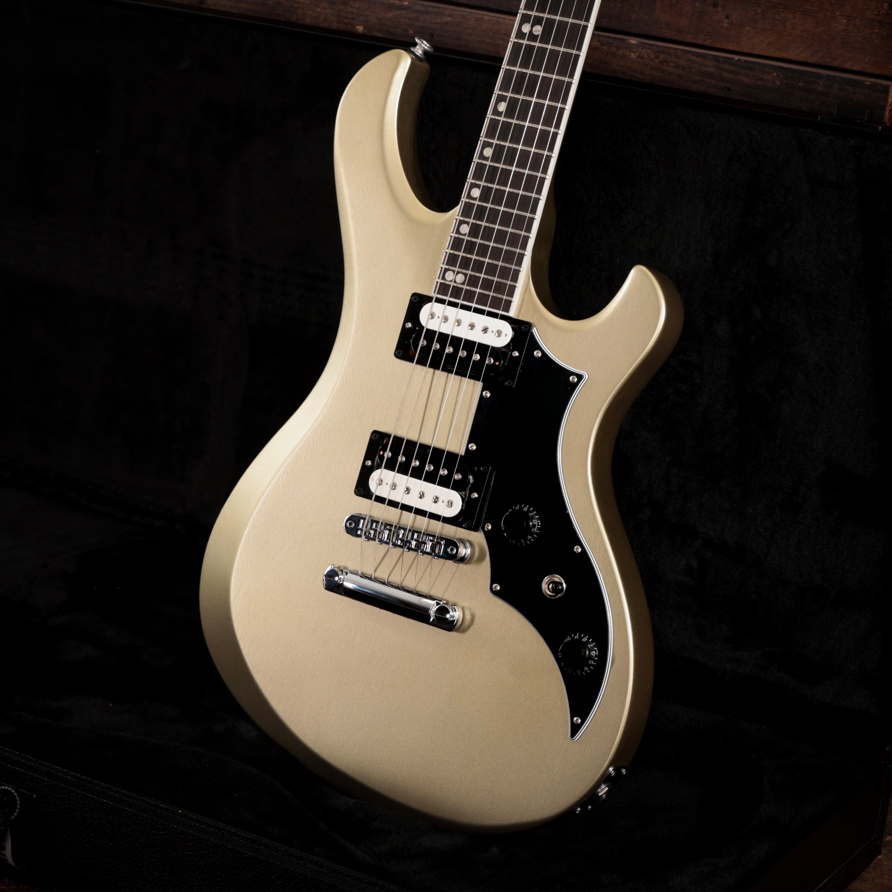 Gibson Victory Electric Guitar in Gold Mist Satin - VIC00ZPCH1 (18).jpg