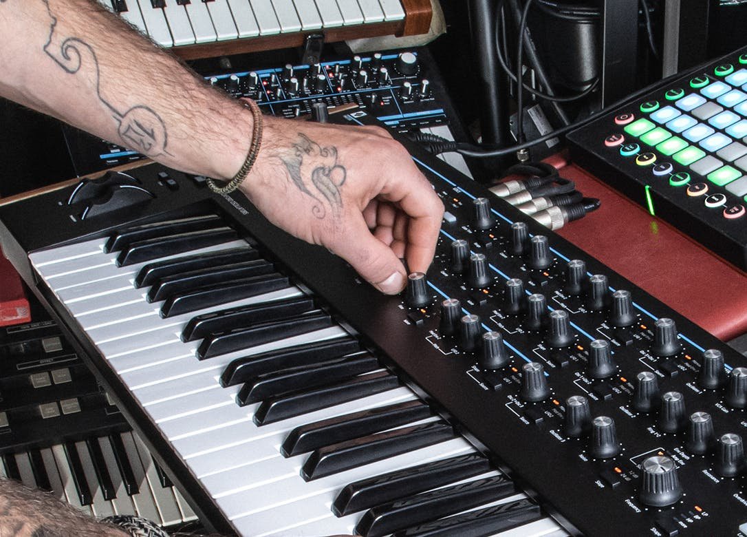 Novation Summit Two-part 16-voice 61 Key Polyphonic Synth - 512980-1653036803403.jpg