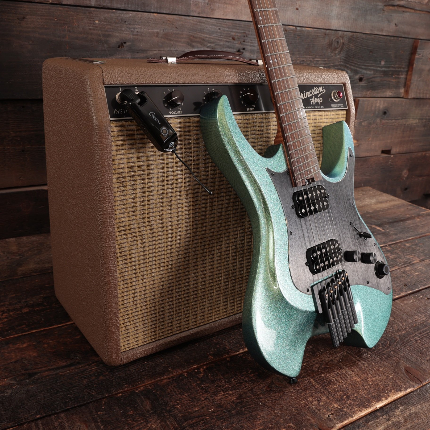 Mooer GTRS GWU4 Wireless Guitar System In Black - GWU4WH-002.jpg