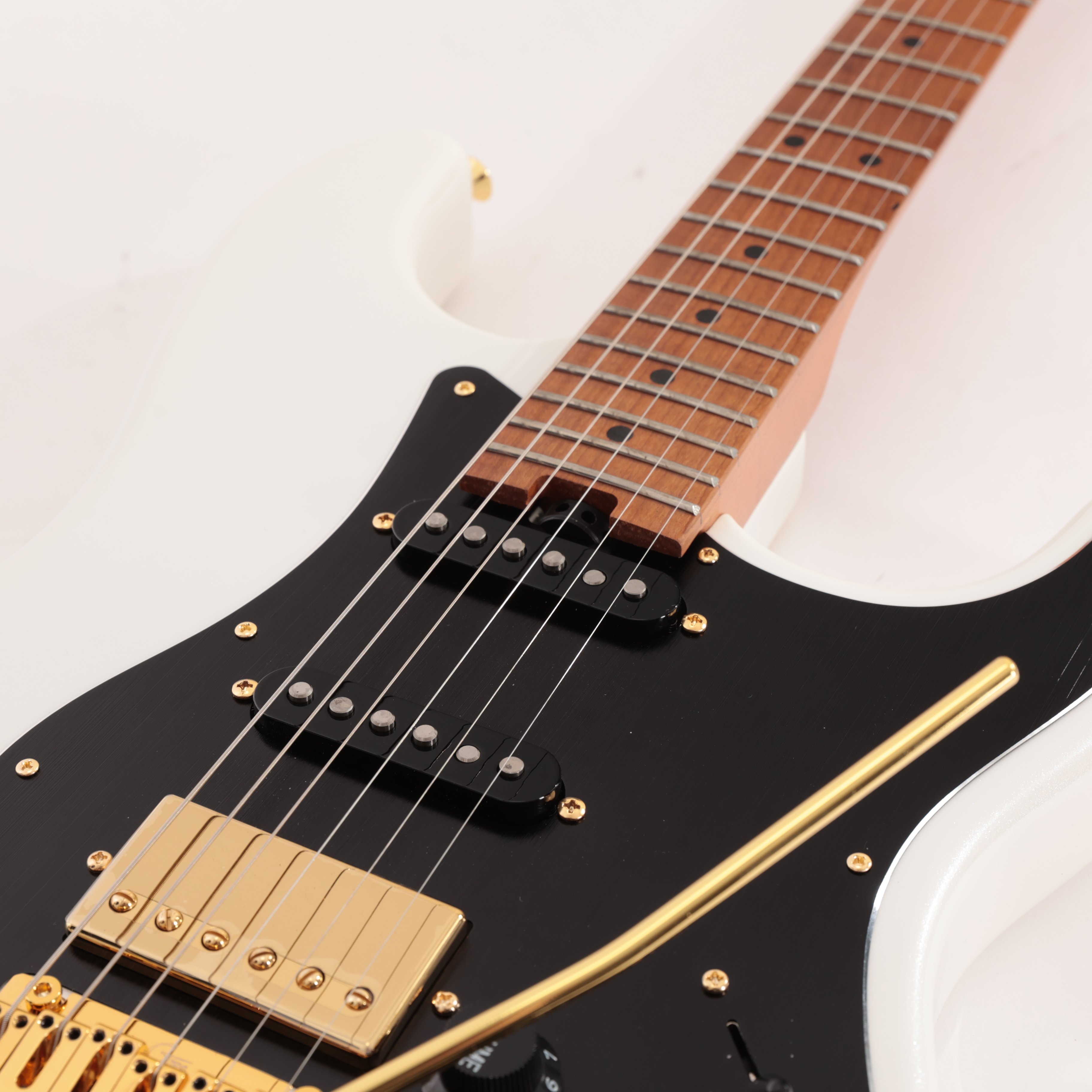 Mooer GTRS S901 Standard Intelligent Guitar In Pearl White Roasted Maple Board - S901PW  (7).jpg