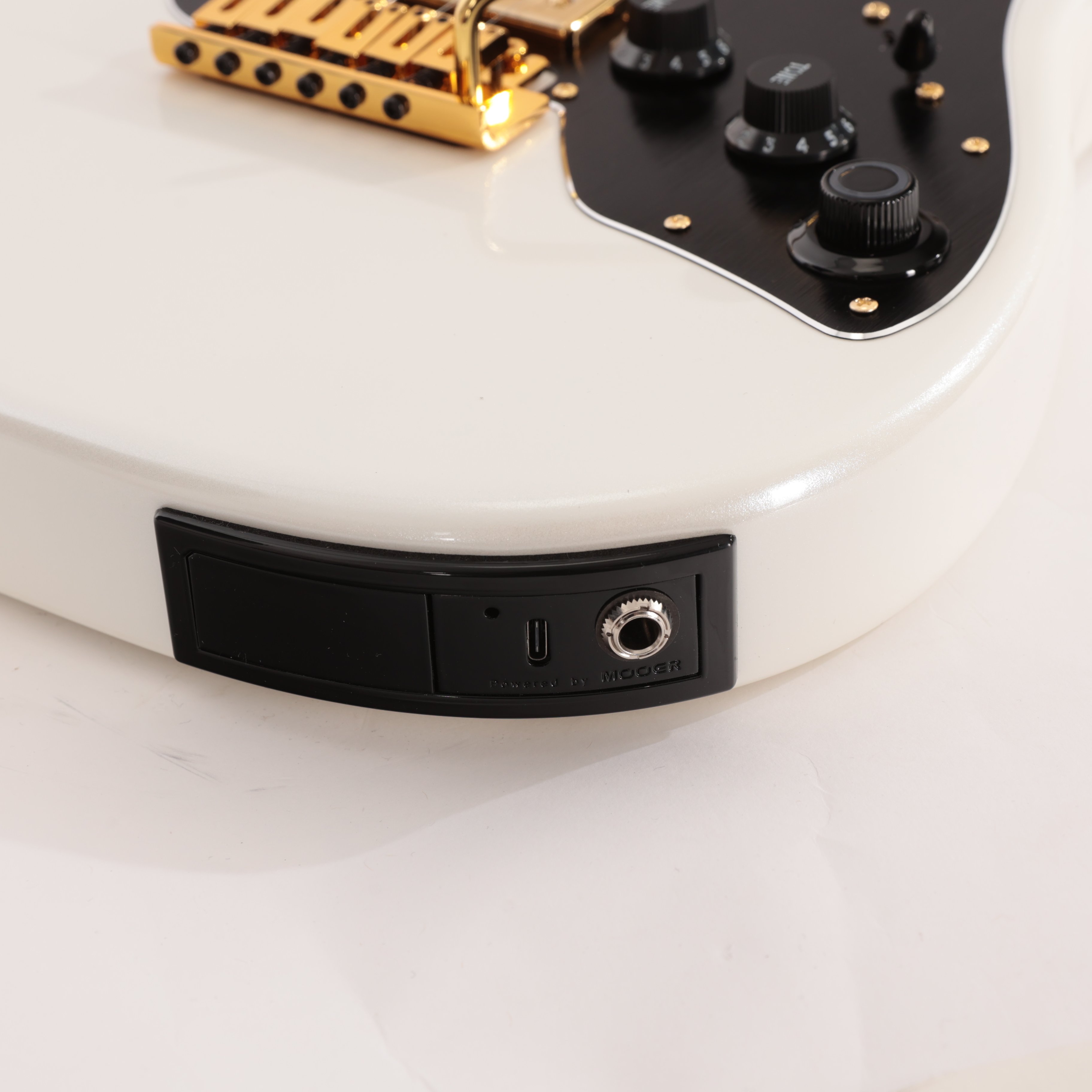 Mooer GTRS S901 Standard Intelligent Guitar In Pearl White Roasted Maple Board - S901PW  (9).jpg