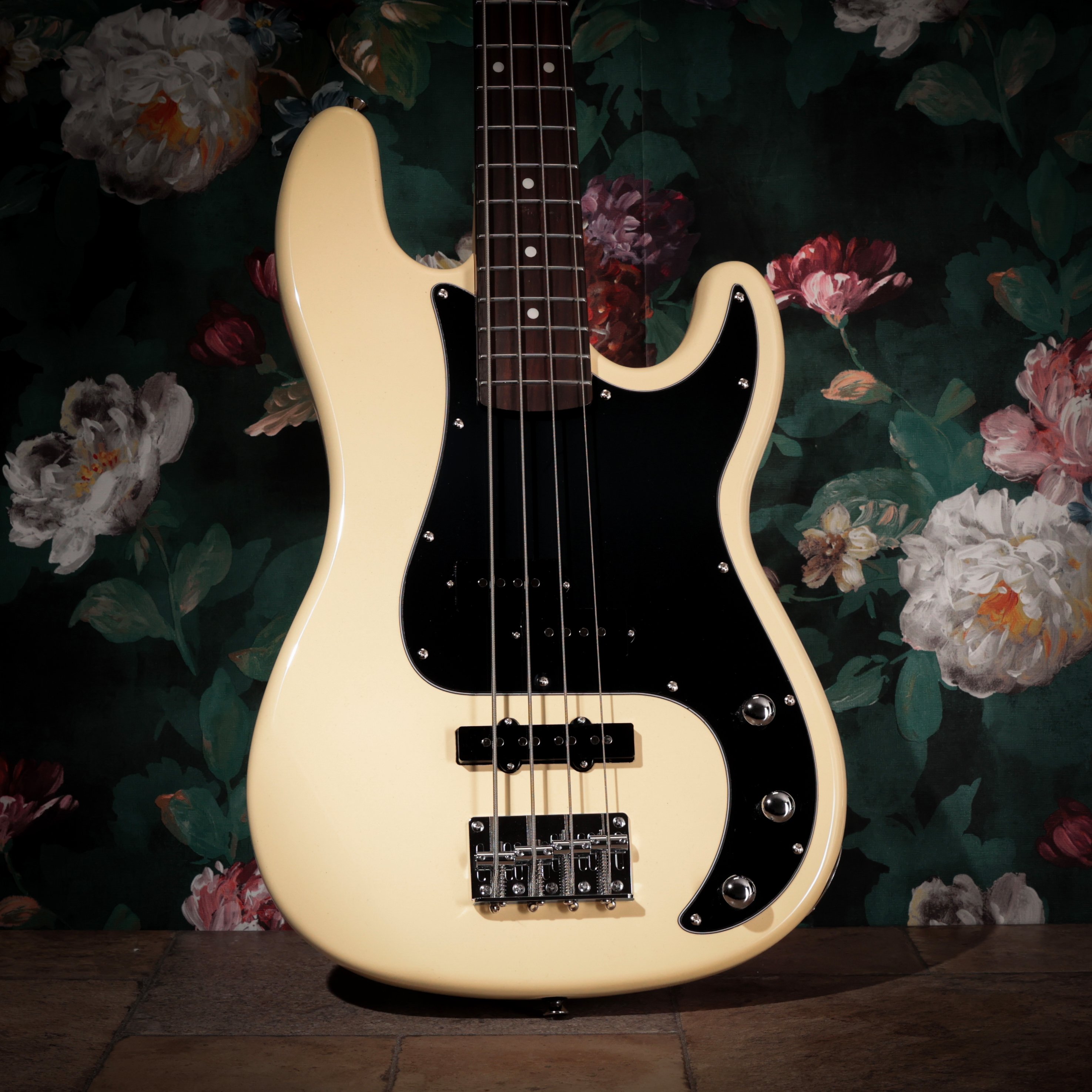 EastCoast PJ4 Bass Guitar Starter Pack in Vintage White with 25W Amp & Accessories - EC-PJ4-VTW (2).jpg