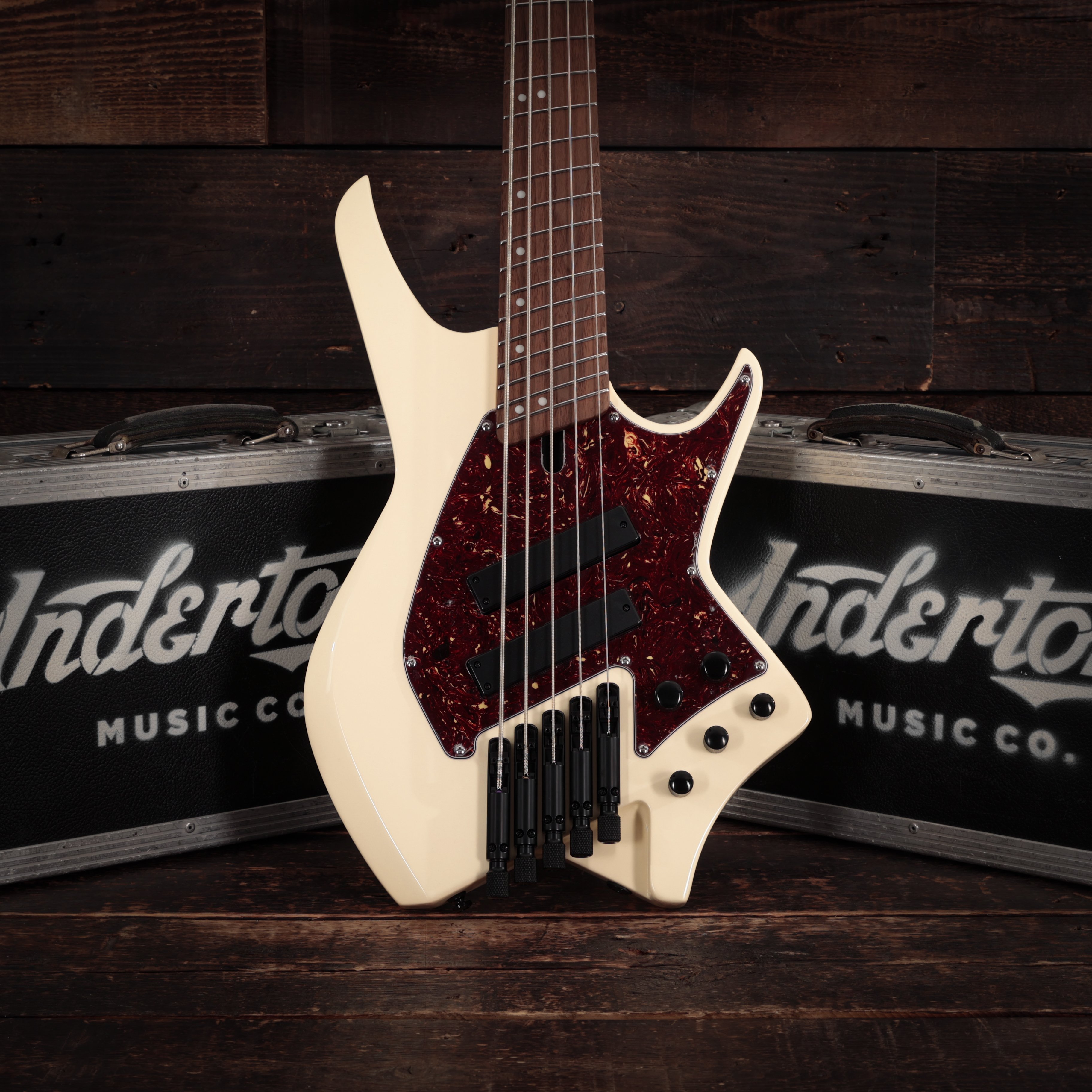 Hils NEXT HNB5 5-String Bass Guitar in Gloss Ivory with Fanned Frets - HNB5G-NS-IV   (9).jpg