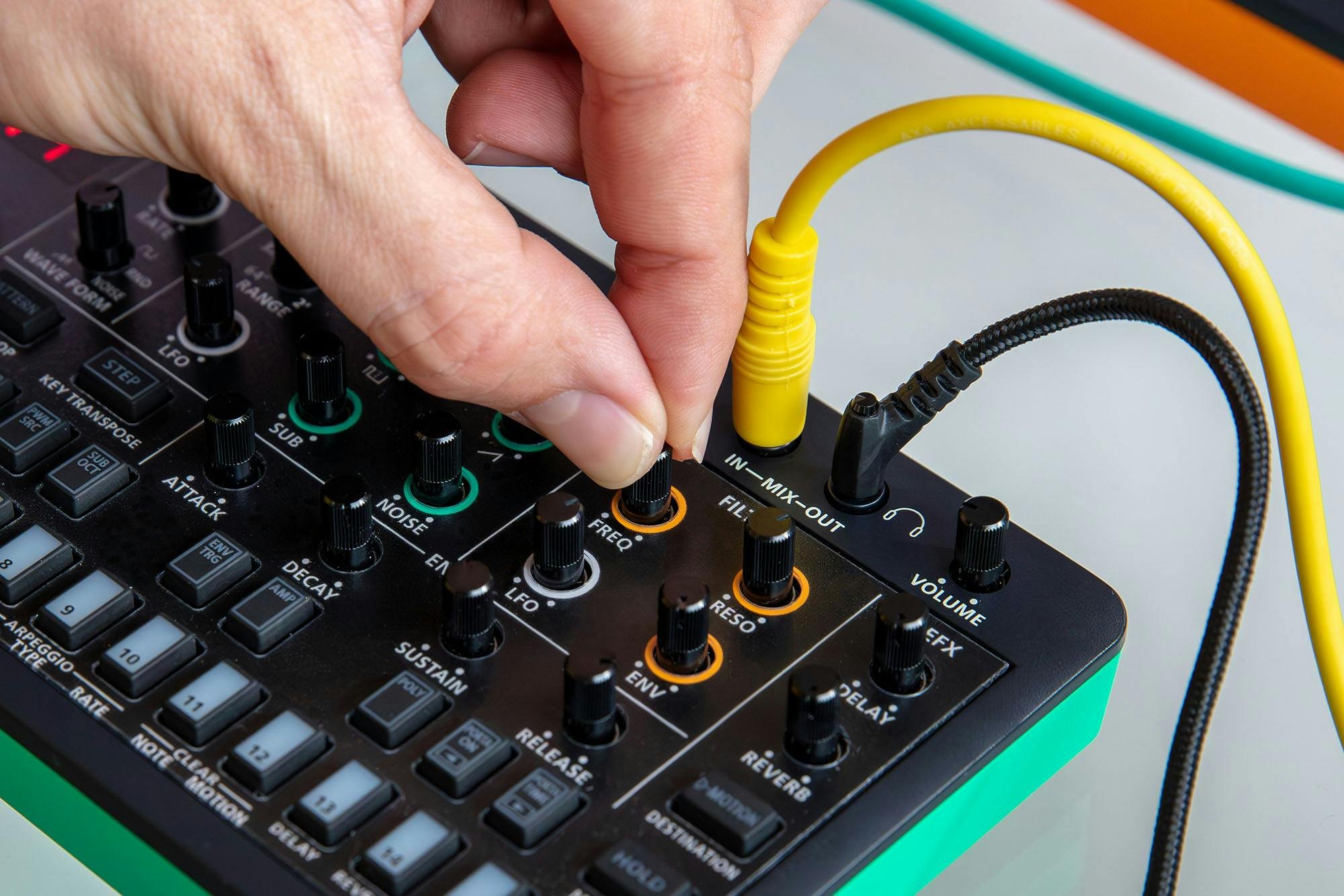 Roland AIRA S-1 Compact Tweak Synth - 425331-Roland-Aira-S-1-Tweaking.jpg