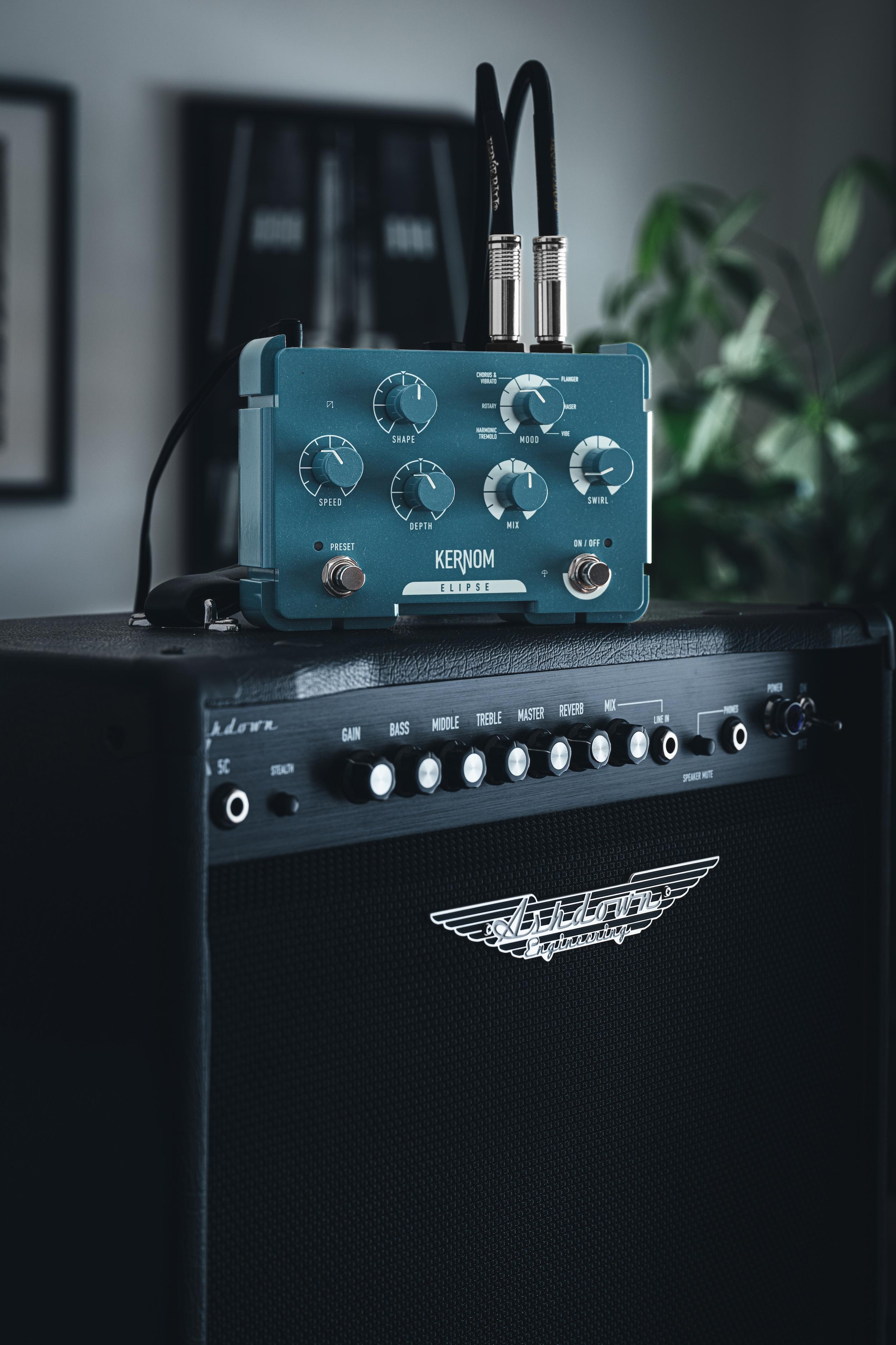 Kernom Elipse Modulation Playground Pedal - KERNOM_ELIPSE_Lifestyle.jpg