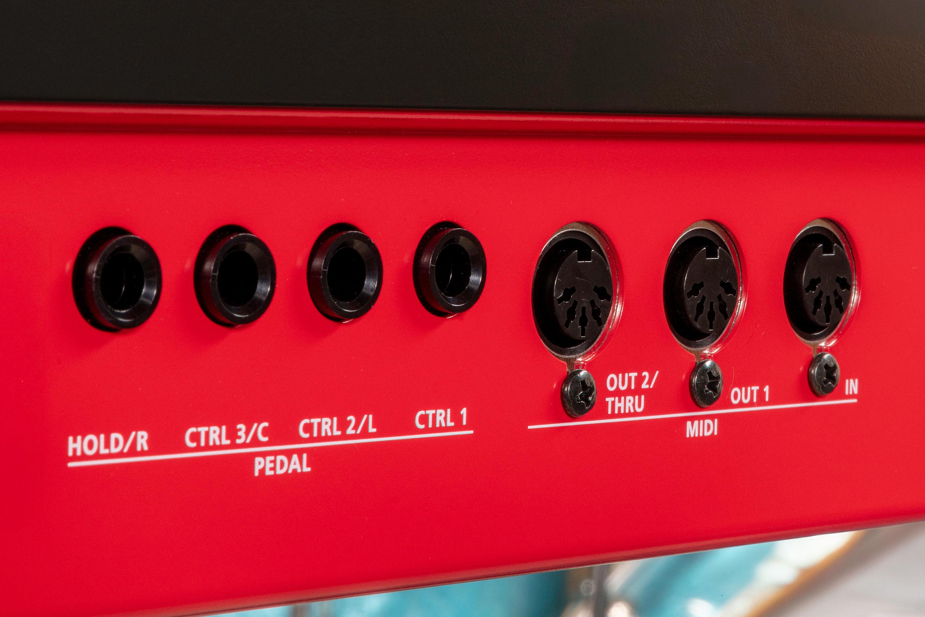 Roland V Stage 88 Performance Keyboard - V-Stage_Expand-Ur-Range_Pedal-Input.jpg