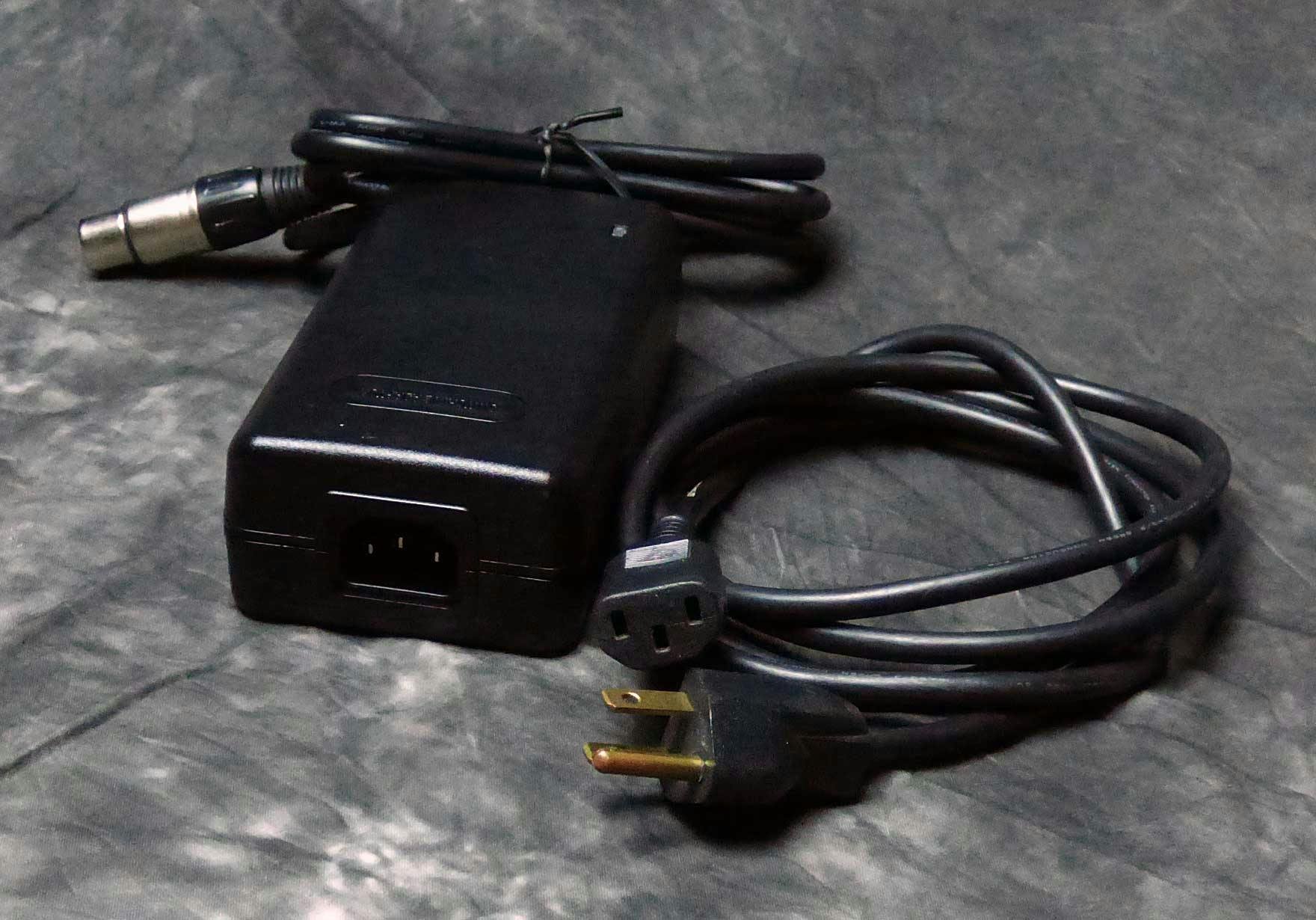 API 500 Series 8 Slot Portable 500 Series rack with external Power Supply - 448914-prod_LB8_3_l.jpg