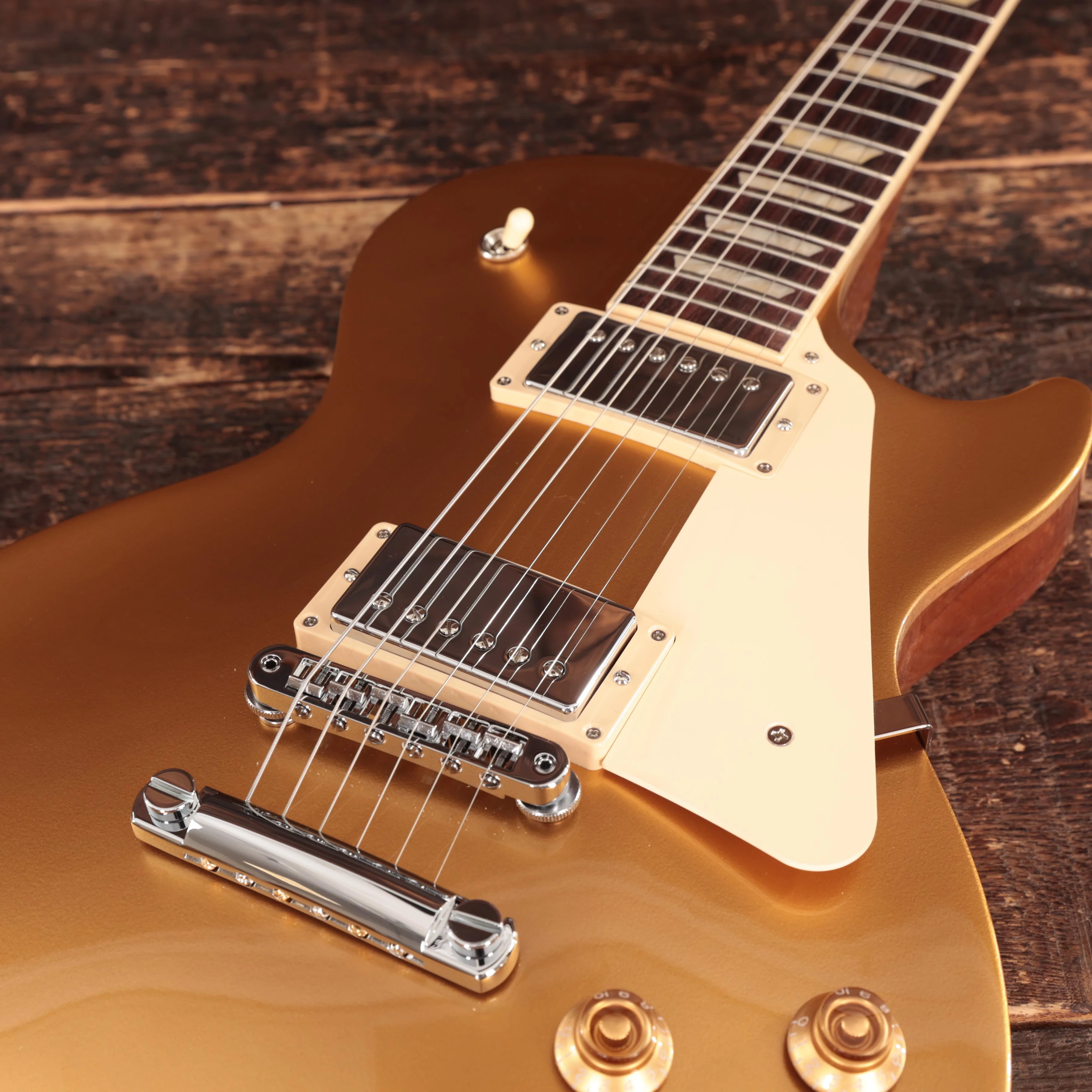 Gibson Les Paul Studio Electric Guitar in Goldtop - 207150080 (9).JPG