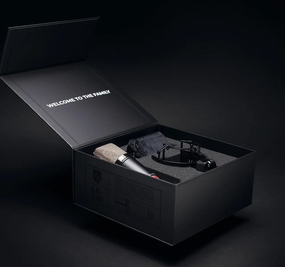 Lauten Audio LA-220 v2 Condenser Microphone - LAU-LA-220-V2-Lauten_LA_220_V2_large_Diaghragm_FET_Condenser_Microphone_box.jpg