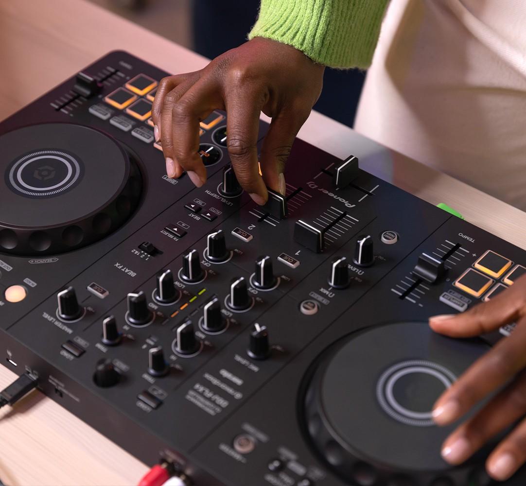 Pioneer DDJ-FLX4 2-Channel DJ Controller for Rekordbox & Serato DJ Pro - DDJ-FLX4_6.jpg