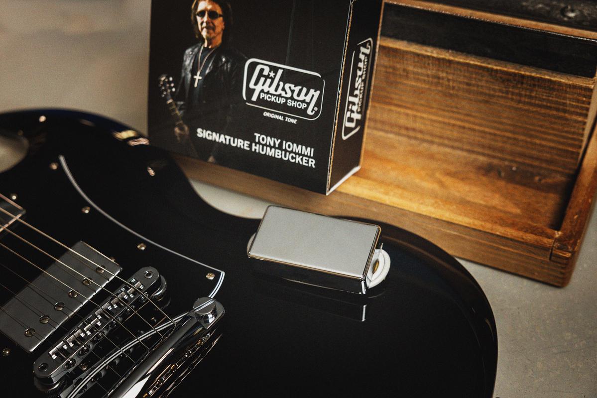 Gibson Pickups Tony Iommi Signature Humbucker in Chrome - PUTIHBCC_-04-1200x800-5b2df79.jpg