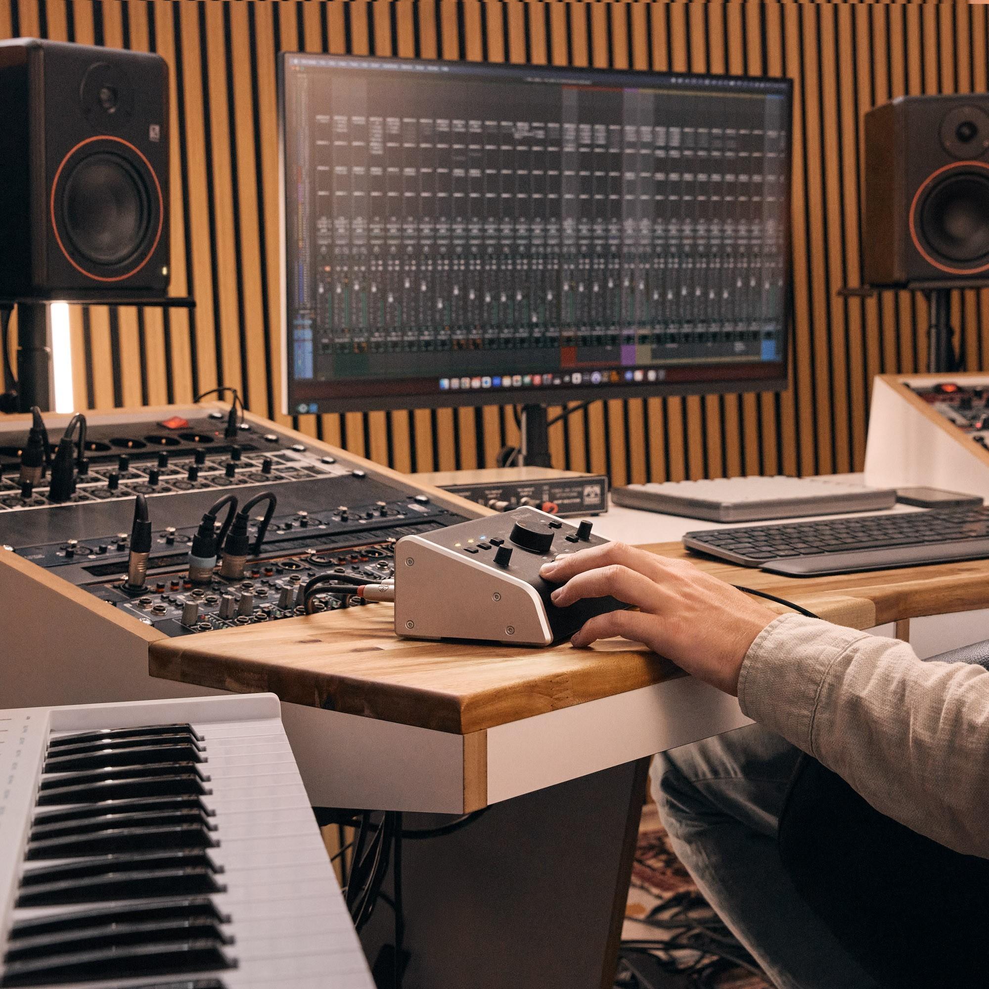 Palmer Monicon L G2 Studio Monitor Controller - PMONICONLG2_7 (1).jpg