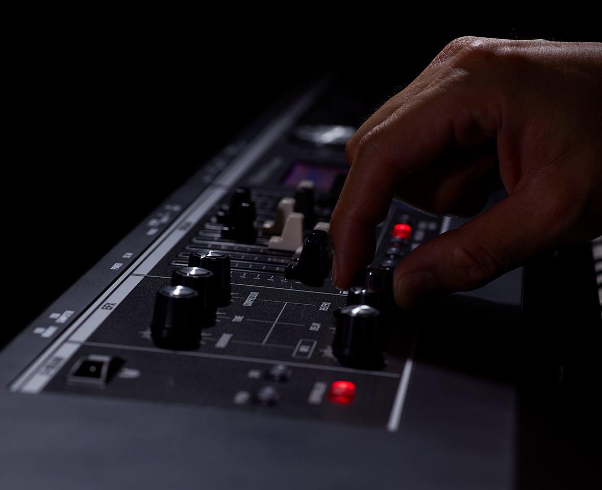 B Stock : Roland VR-09B V-Combo 61 Note Live Performance Keyboard 001 - 532688-1661253441189.jpg