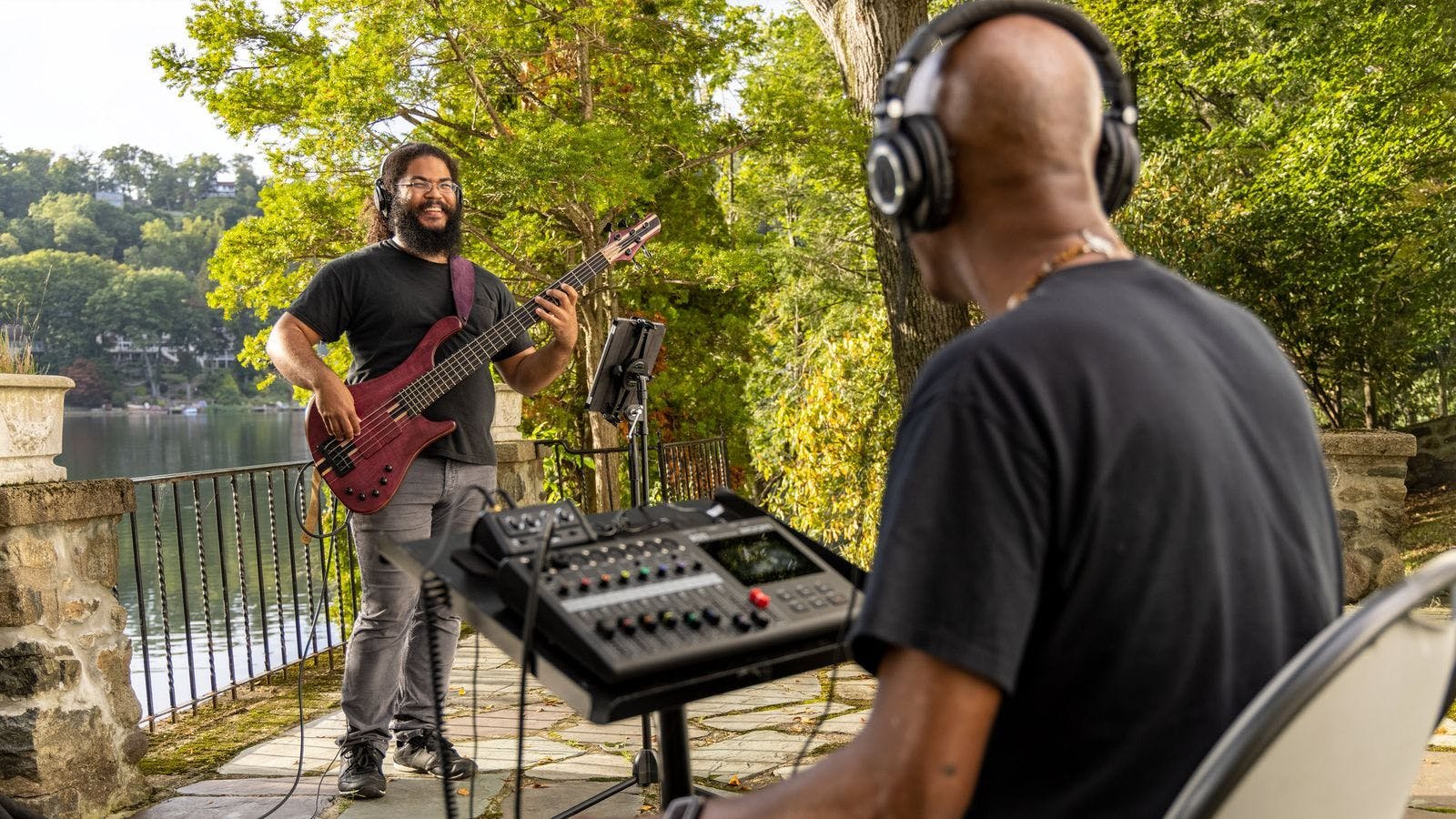 Zoom R20 Recorder Interface Controller Sampler - 515778-1654596878792.jpg