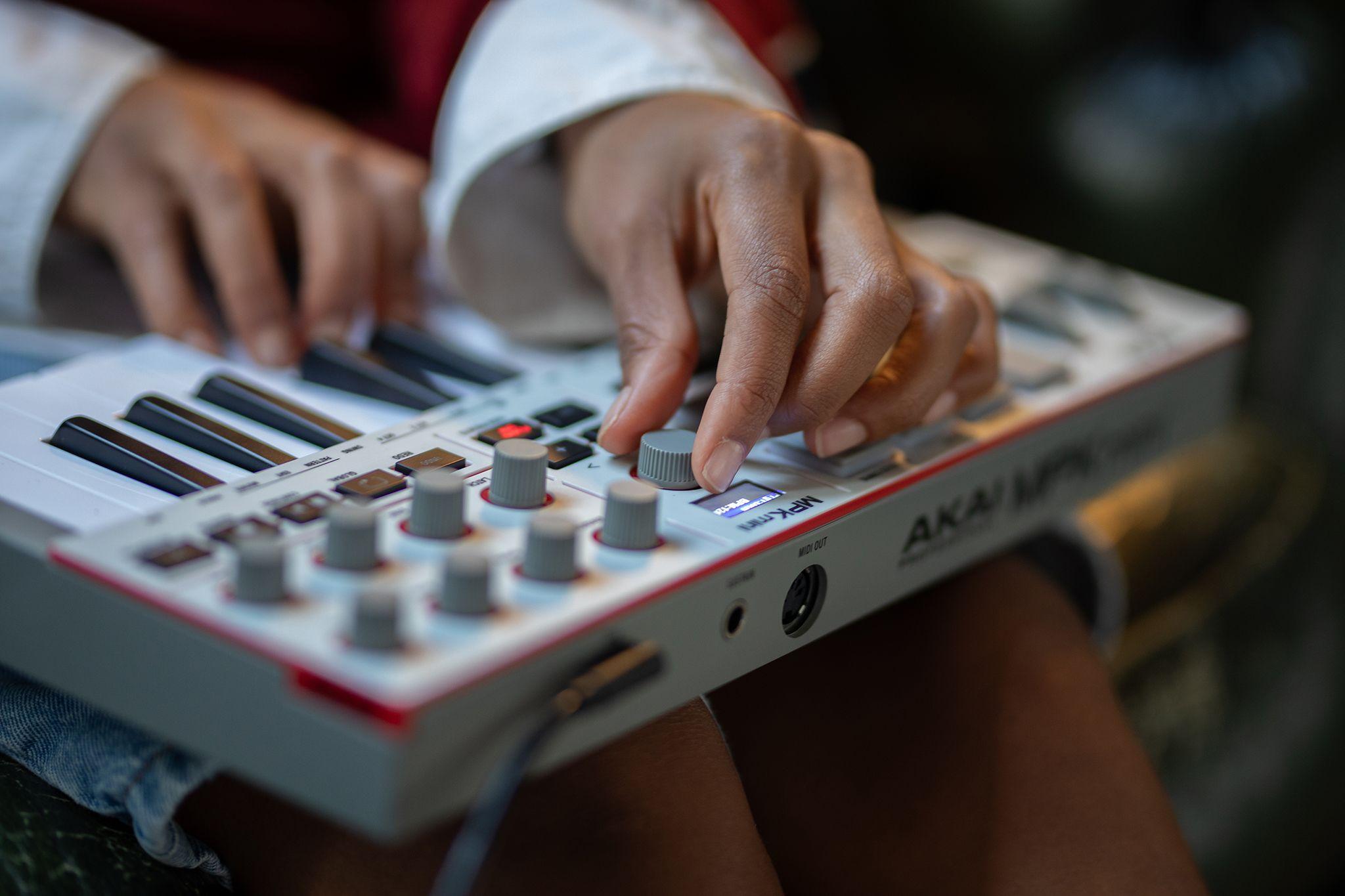 Akai MPK Mini 4 in Grey - MPKMINI4W (3)_compressed (1).jpg
