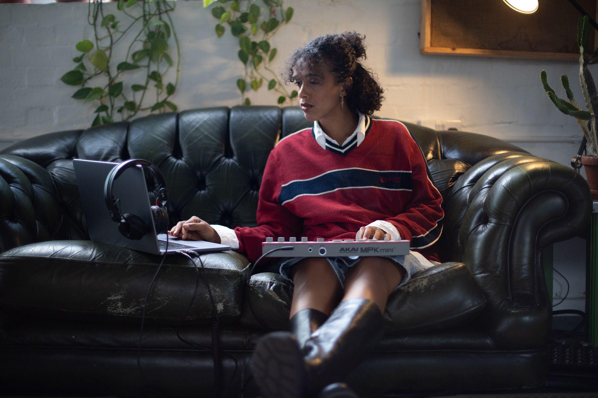 Akai MPK Mini 4 MIDI Keyboard in Grey - MPKMINI4W (1)_compressed.jpg