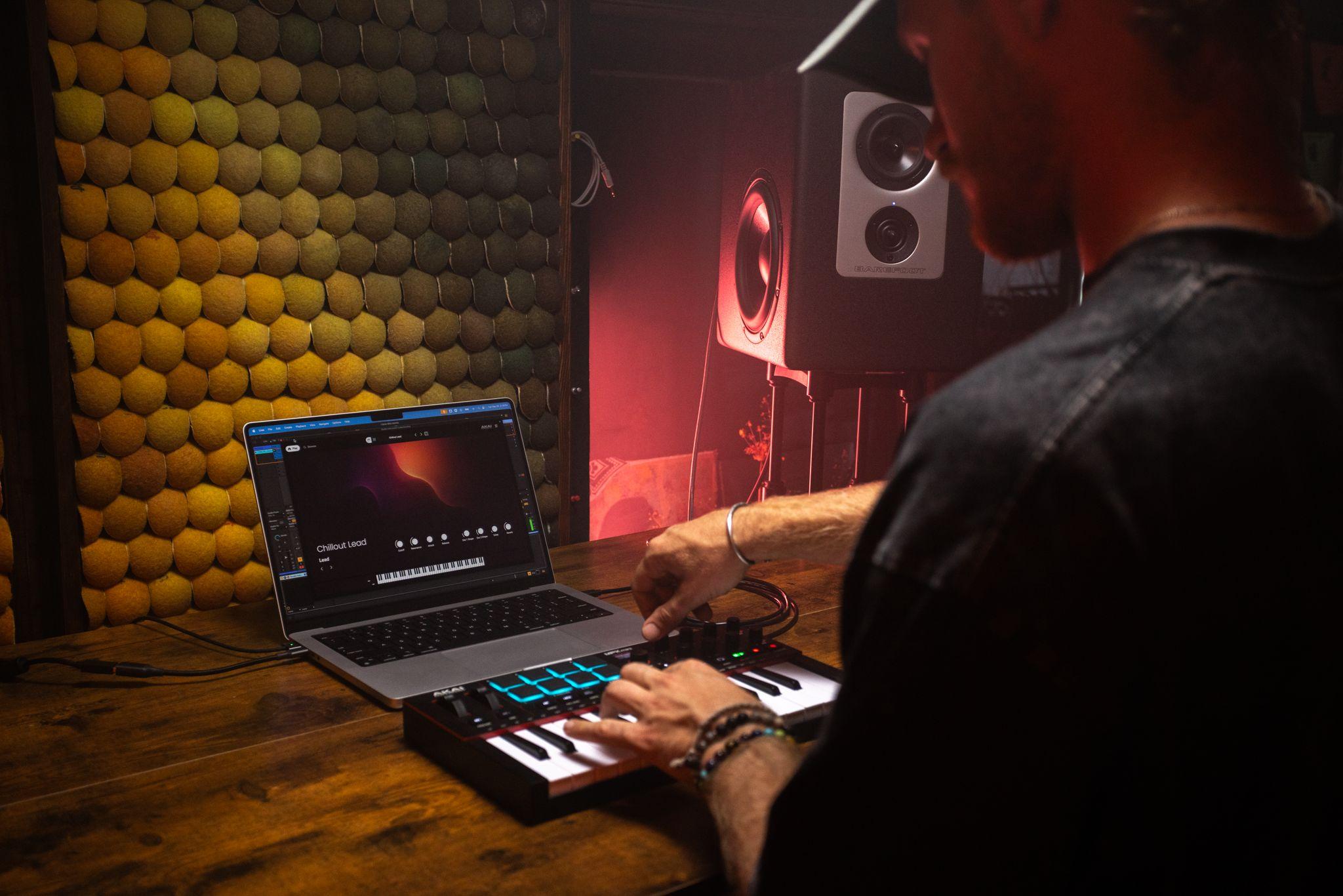 Akai MPK Mini 4 in Black - MPKMINI4B (3)_compressed.jpg
