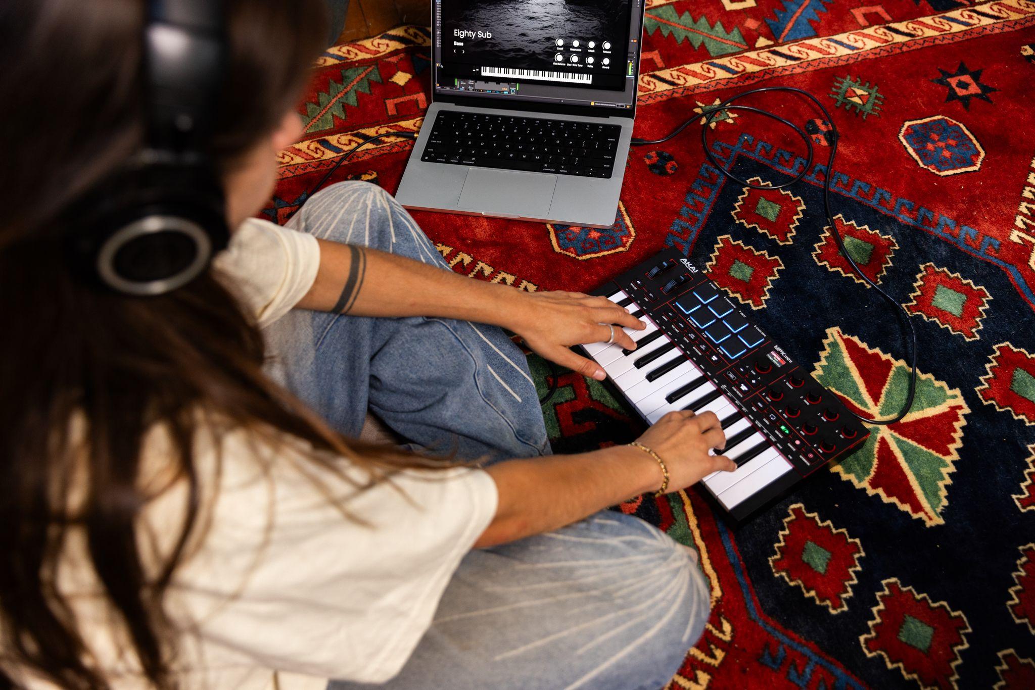 Akai MPK Mini 4 MIDI Keyboard in Black - MPKMINI4B (4)_compressed.jpg