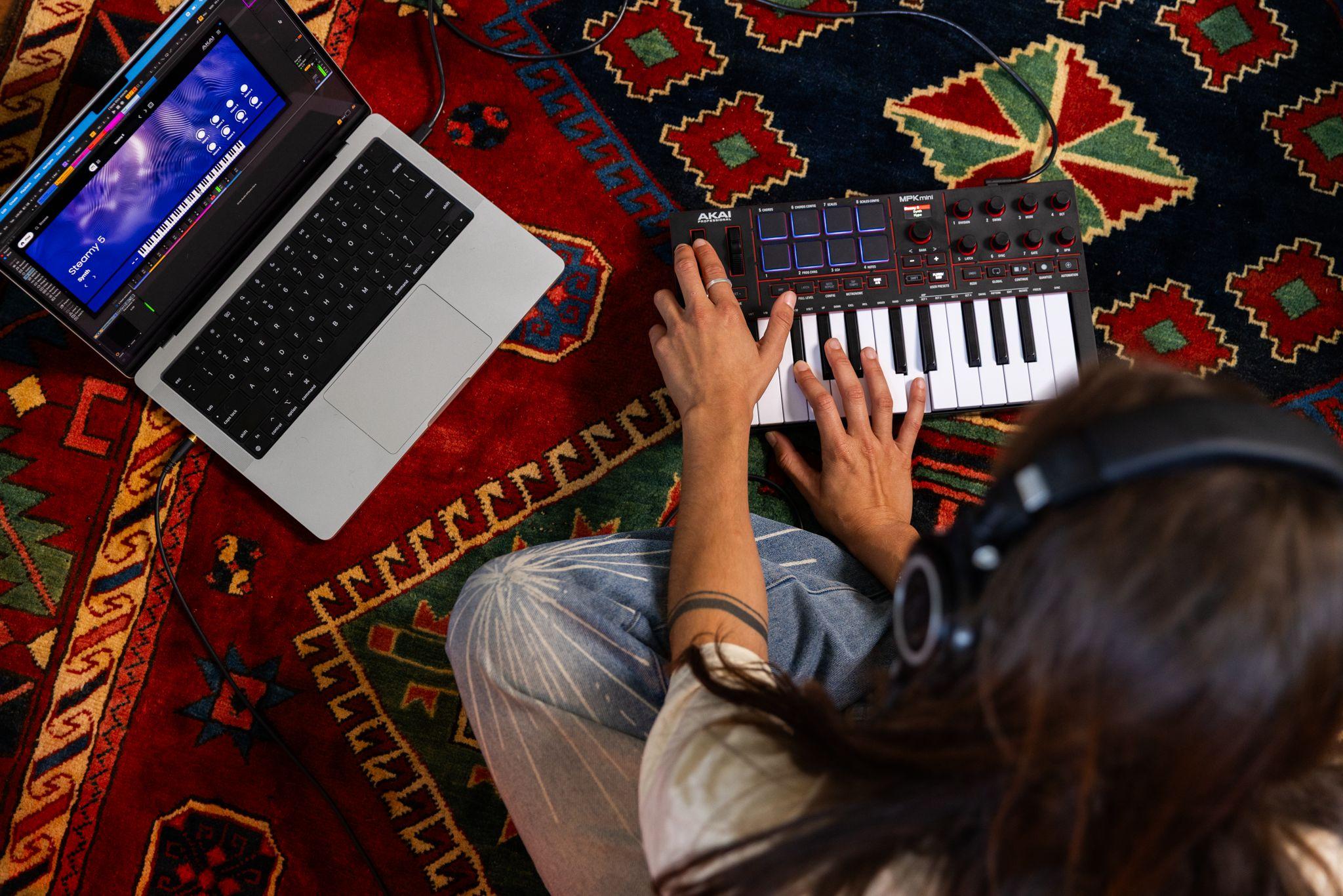 Akai MPK Mini 4 MIDI Keyboard in Black - MPKMINI4B (5)_compressed.jpg