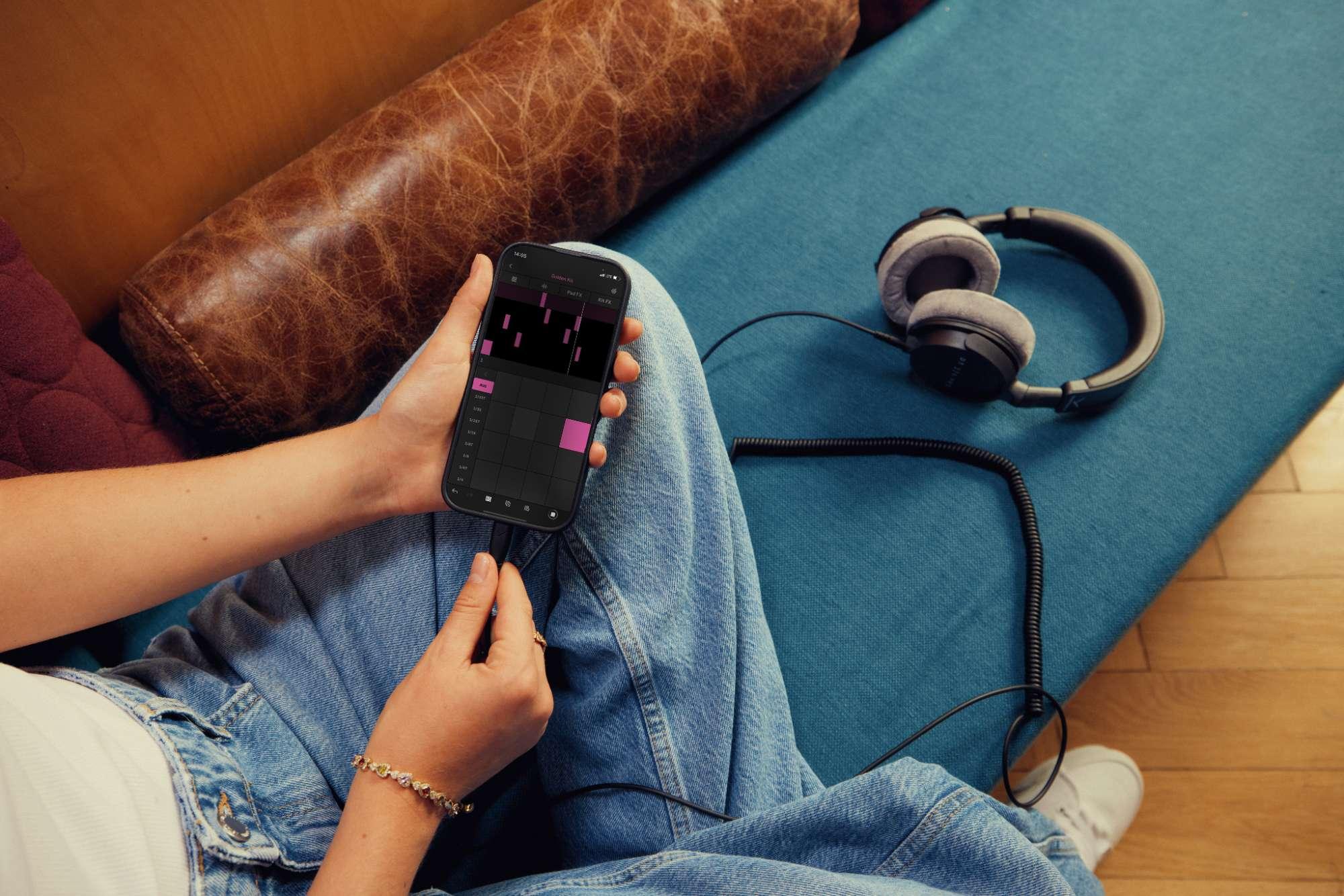 Beyerdynamic DT 270 PRO Compact Over-Ear Studio Headphones - 1002202 (2).jpg