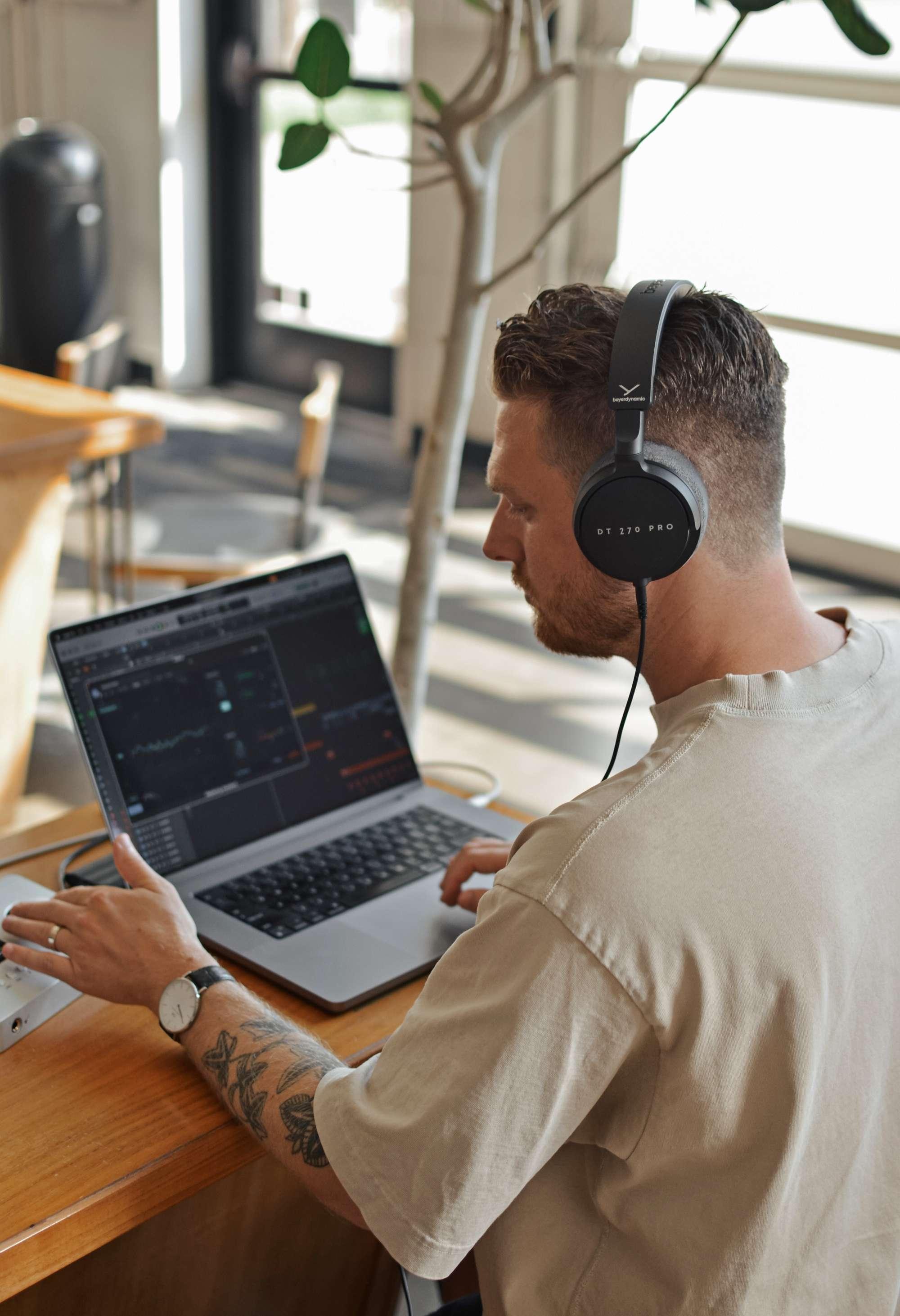 Beyerdynamic DT 270 PRO Compact Over-Ear Studio Headphones - 1002202 (5).jpg