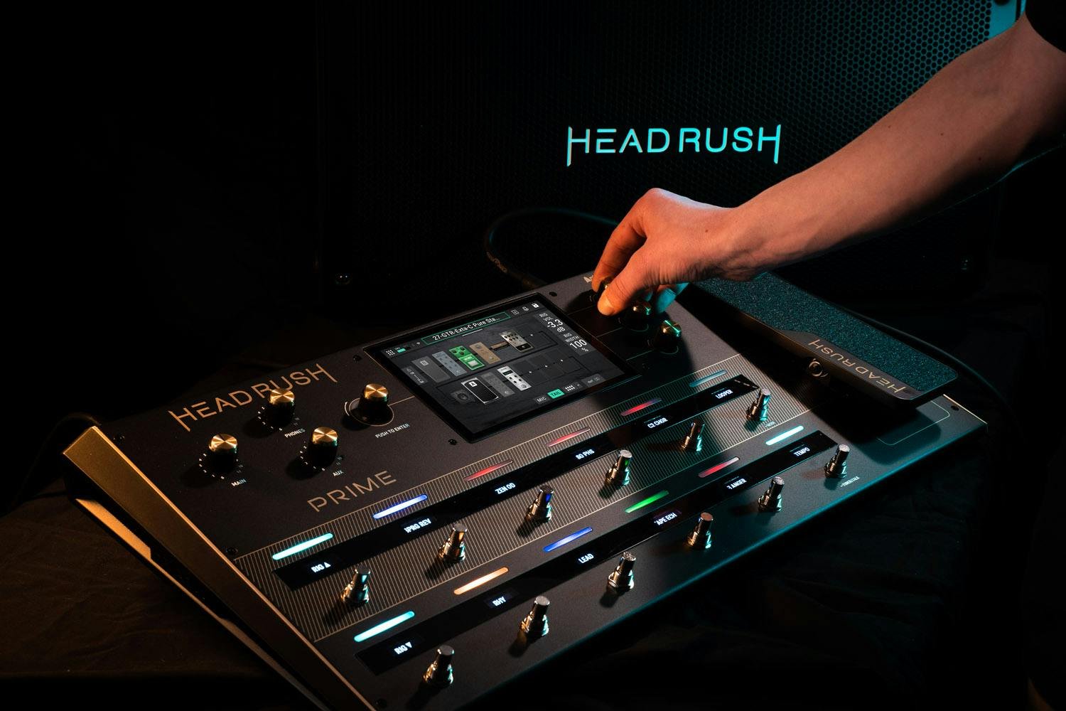 B Stock: HeadRush Prime Multi FX Amp Modeller and Vocal Processor Pedal 015 - HRPRIMEXUK-HeadRush-Prime-Lifestyle-Controls.jpg