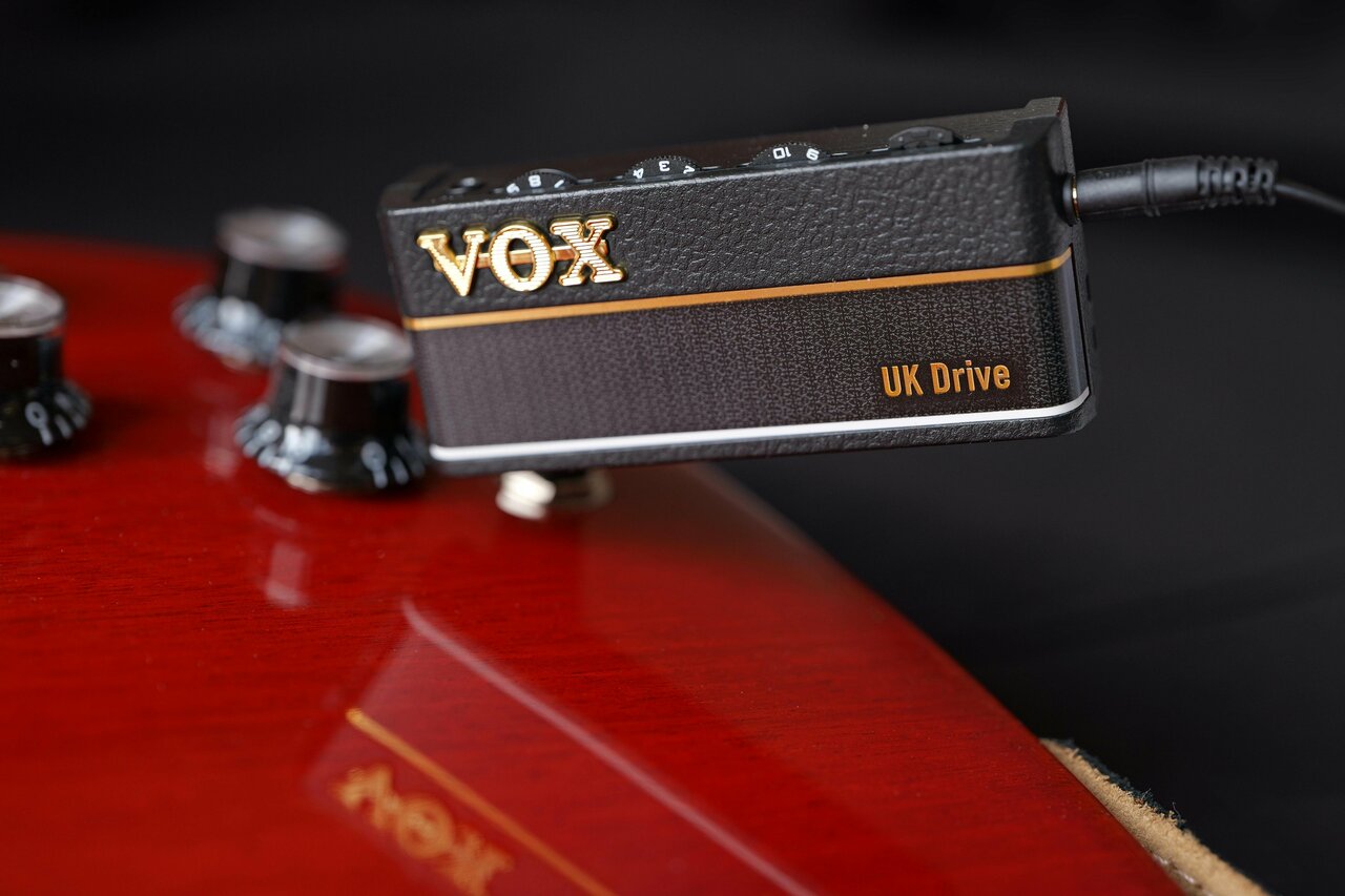 3.5mm Mono Jack to 6.35mm Mono Socket Adaptor - AP3-UD-Vox-amPlug-3-UK-Drive-Lifestyle.jpg