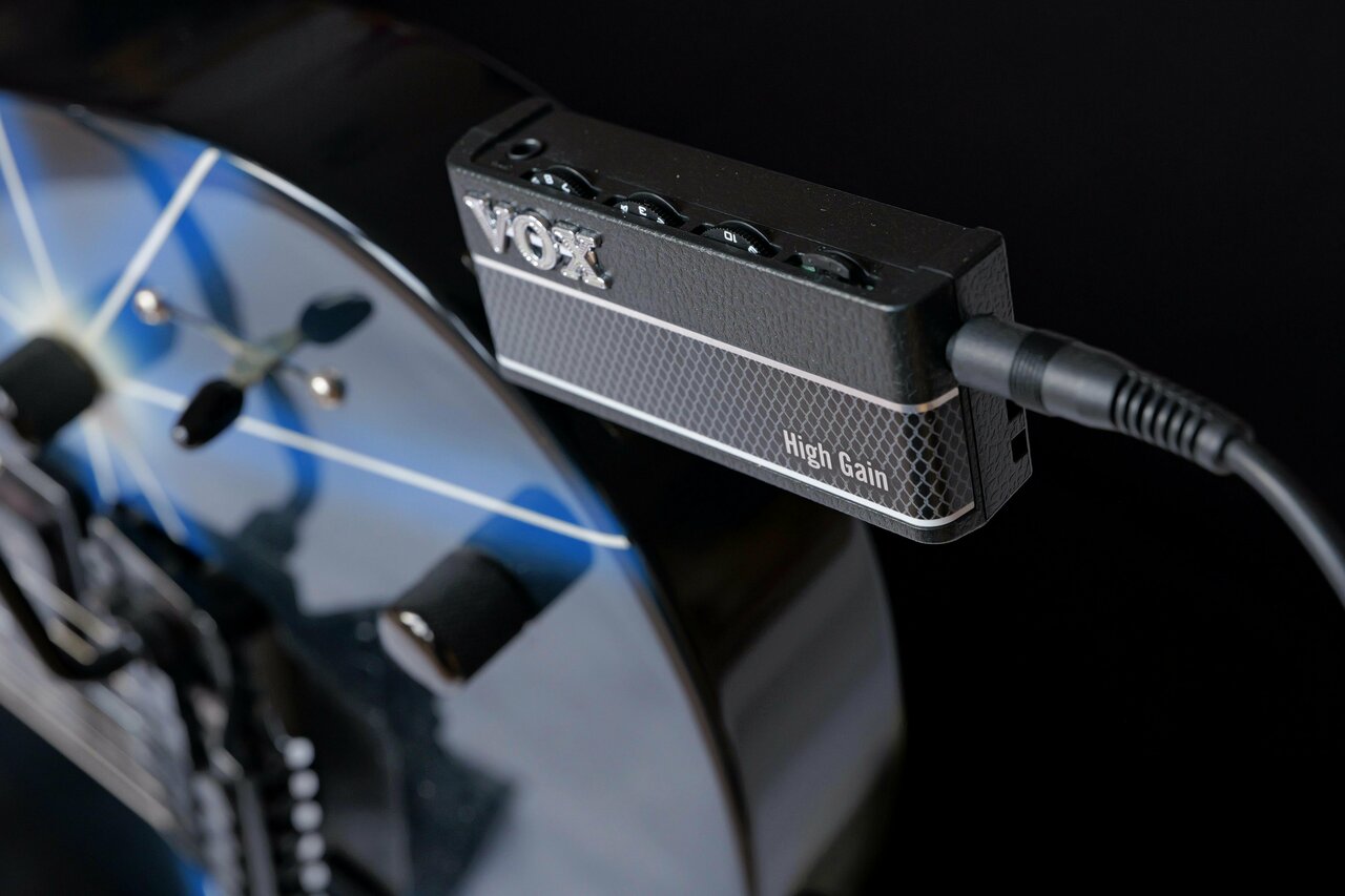 3.5mm Mono Jack to 6.35mm Mono Socket Adaptor - AP3-HG-Vox-amPlug-3-High-Gain-Lifestyle.jpg