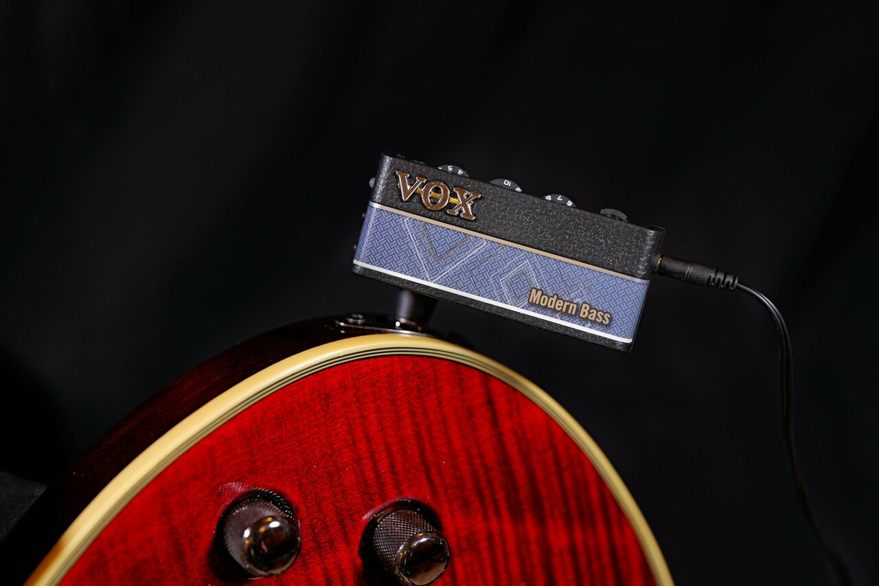 3.5mm Mono Jack to 6.35mm Mono Socket Adaptor - AP3-MB-Vox-amPlug-3-Modern-Bass-Lifestyle.jpg