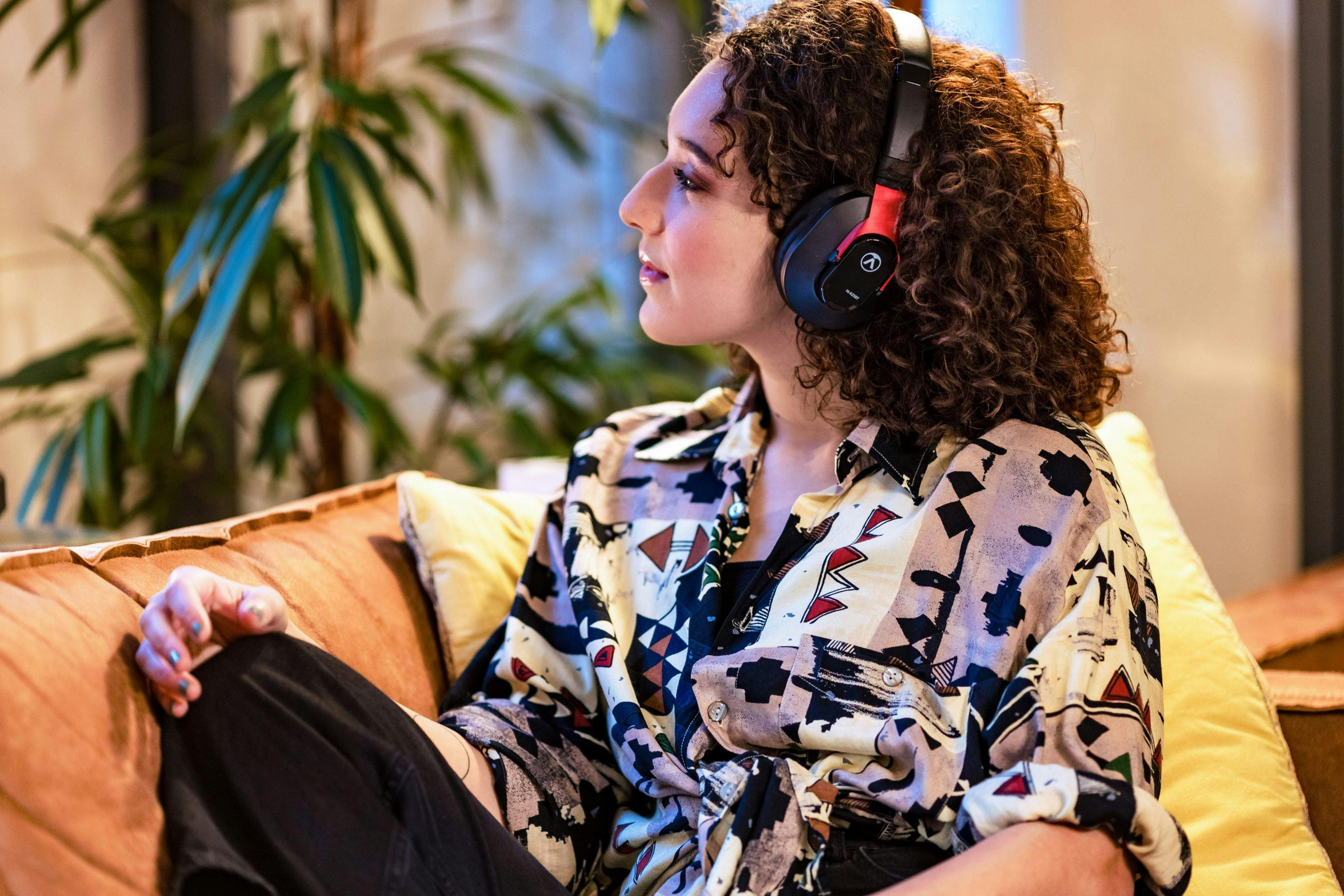 Austrian Audio Hi-X25BT Professional Closed-Back Over-Ear Headphones with Bluetooth - 457984-Szene5_Final-3.jpg
