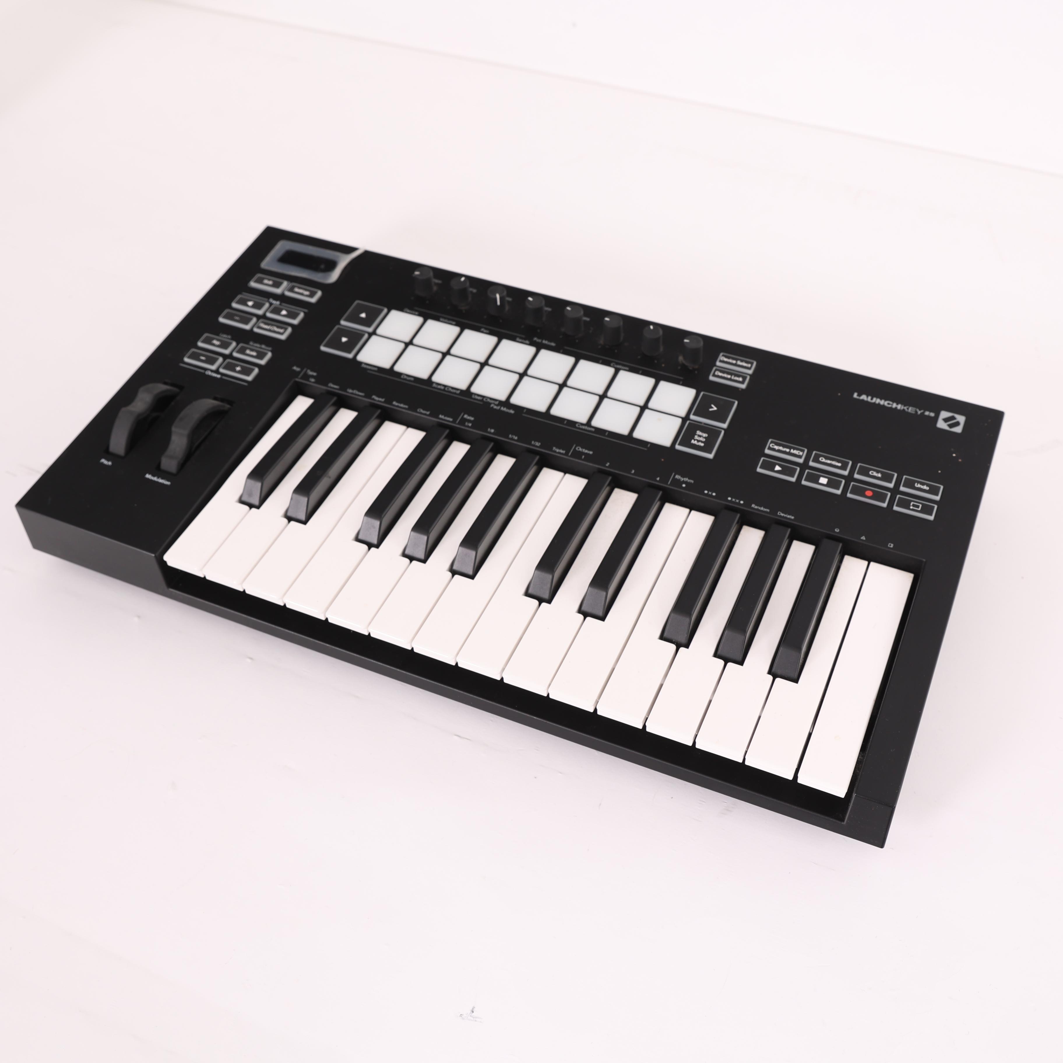 Second Hand Novation Launchkey 25 MK3 432 - SH-204-1432 (4).jpg