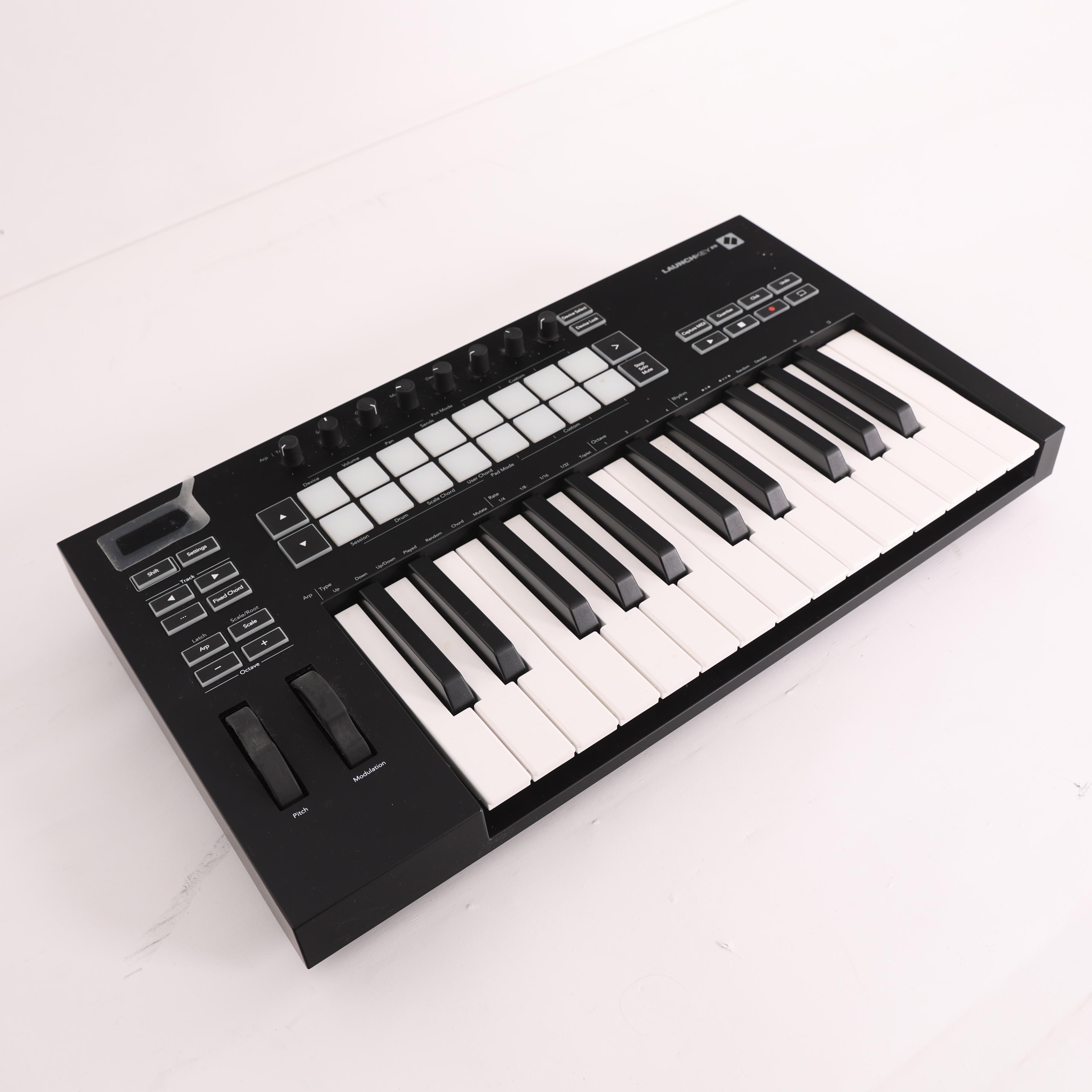 Second Hand Novation Launchkey 25 MK3 432 - SH-204-1432 (3).jpg