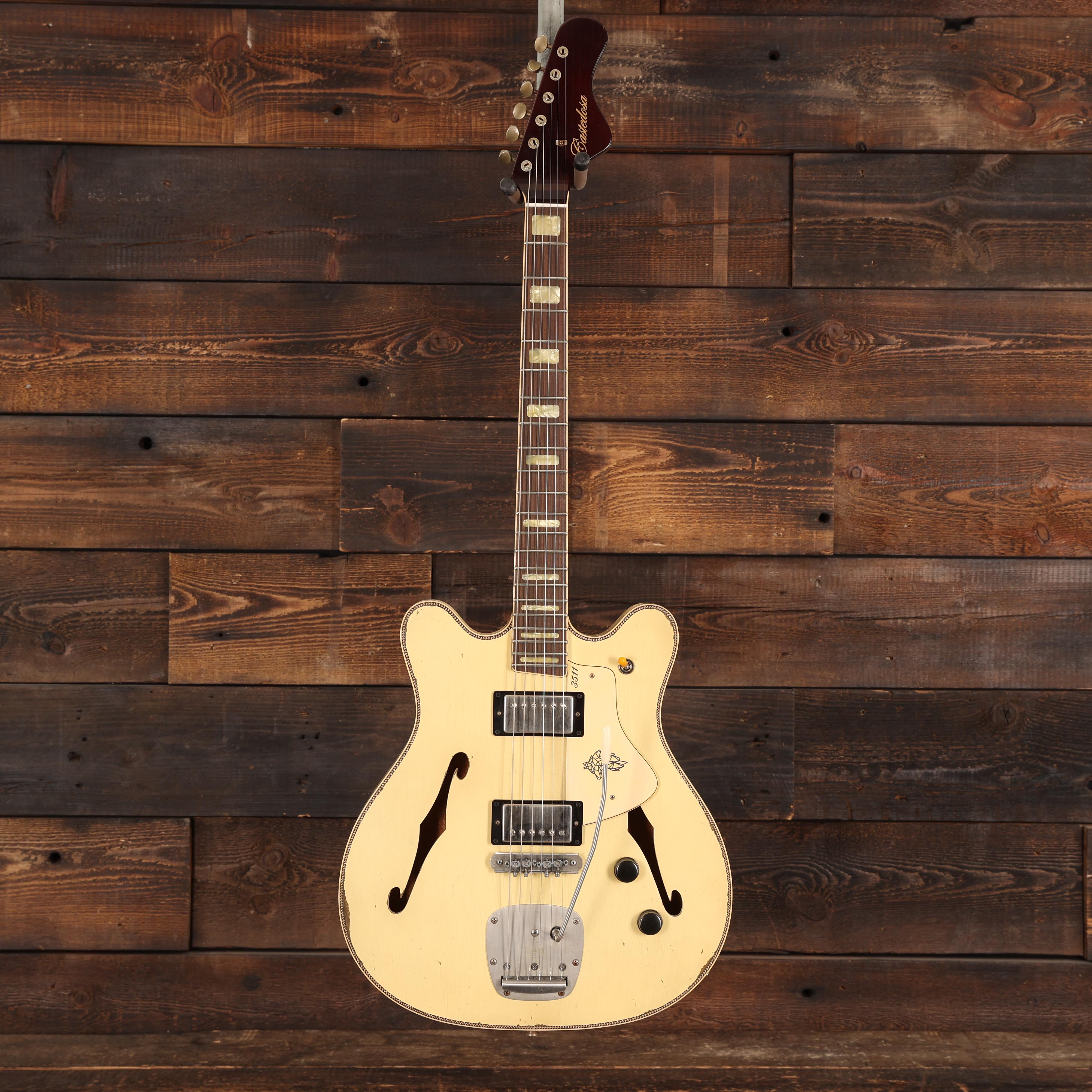 Castedosa 3511 Lobo Semi-Hollow Electric Guitar in Vintage White, Light Aged - 453 (4).JPG