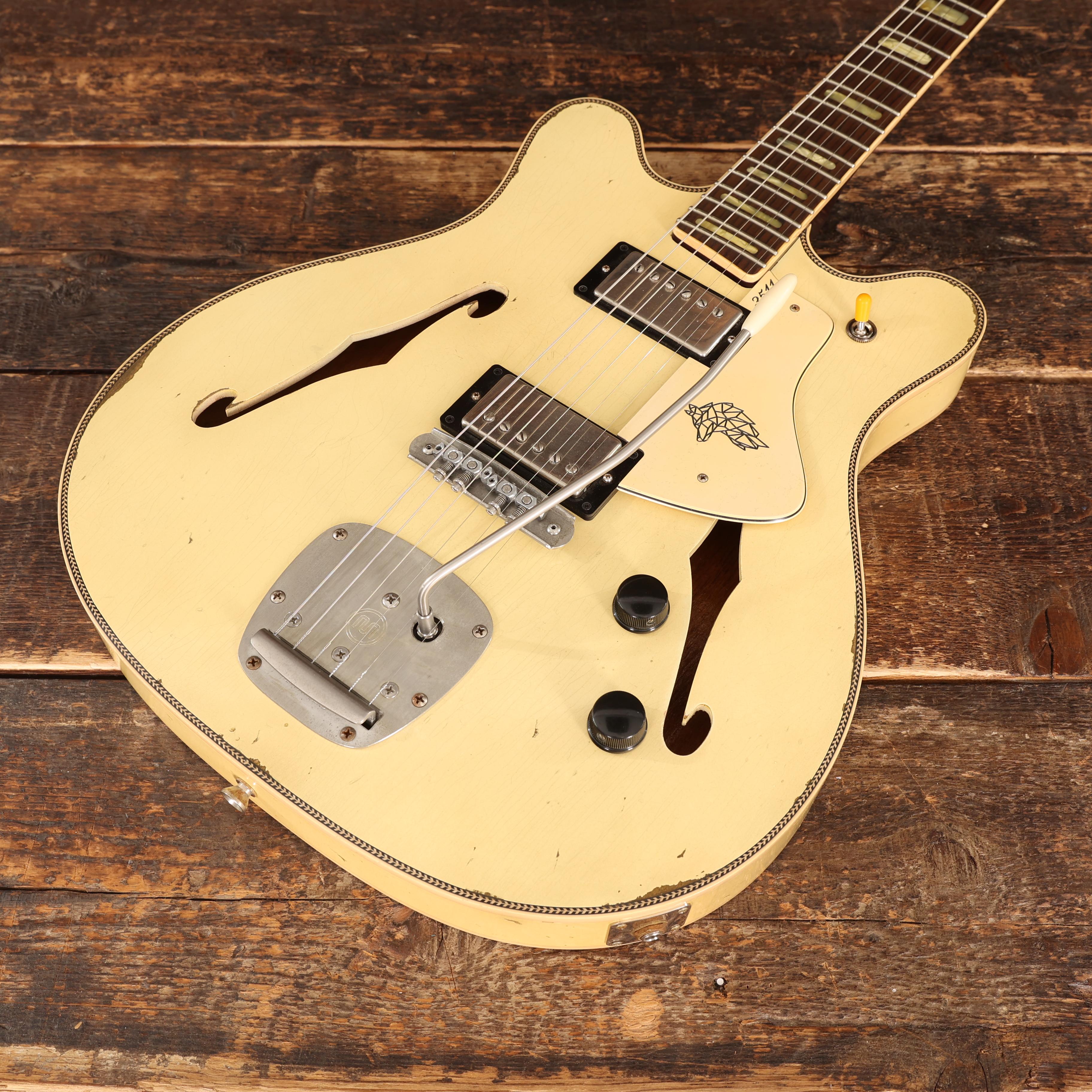 Castedosa 3511 Lobo Semi-Hollow Electric Guitar in Vintage White, Light Aged - 453 (10).JPG