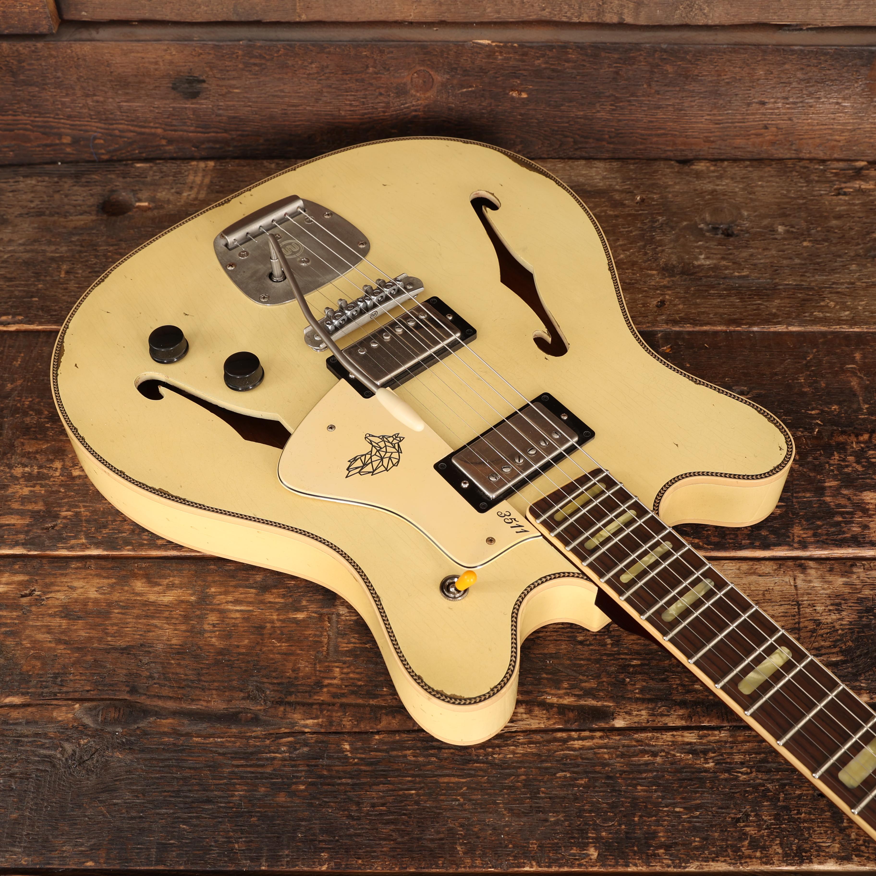 Castedosa 3511 Lobo Semi-Hollow Electric Guitar in Vintage White, Light Aged - 453 (13).JPG